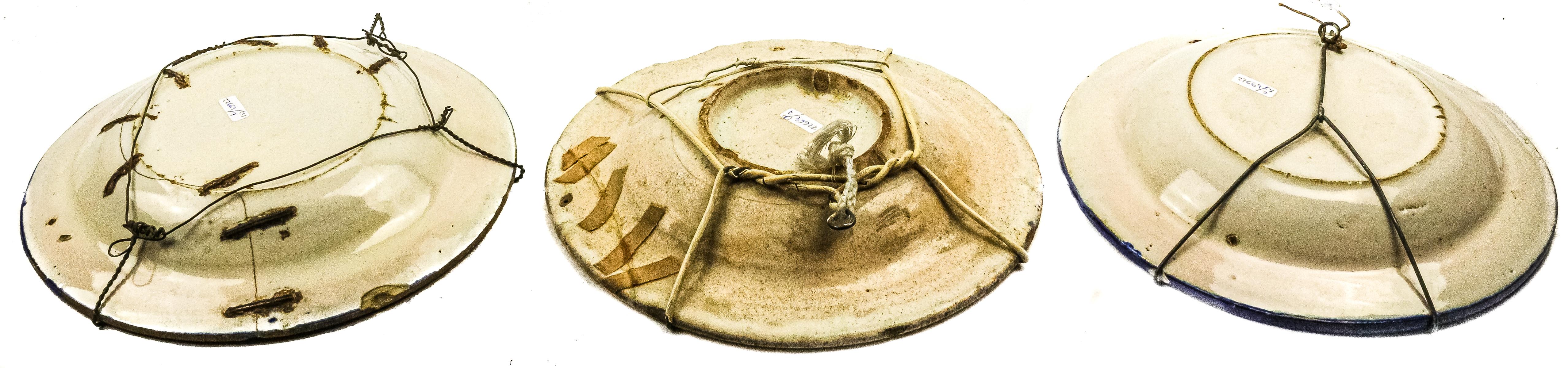 TRES PLATOS DE CERÁMICA DE FINALES DE SIGLO XX