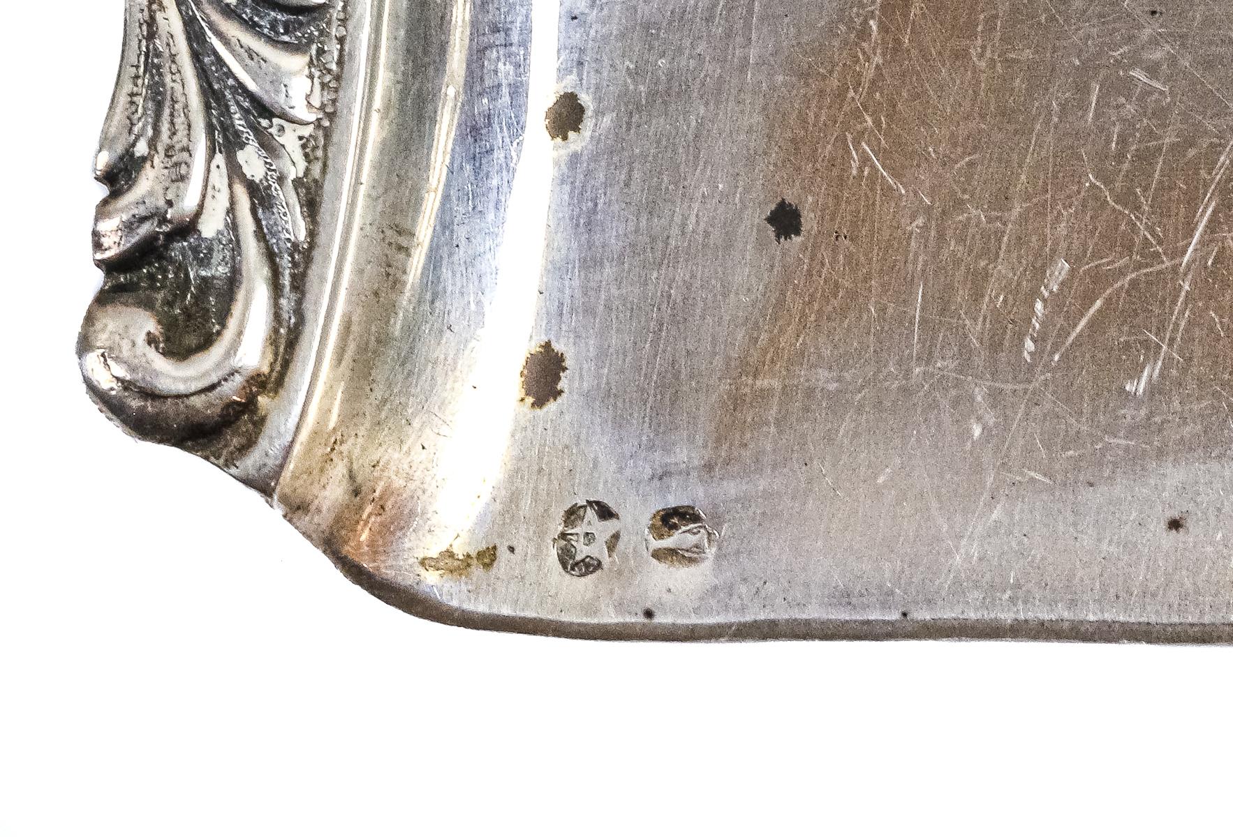 PEQUEÑO RECOGEMIGAS EN PLATA DE MEDIADOS S.XX