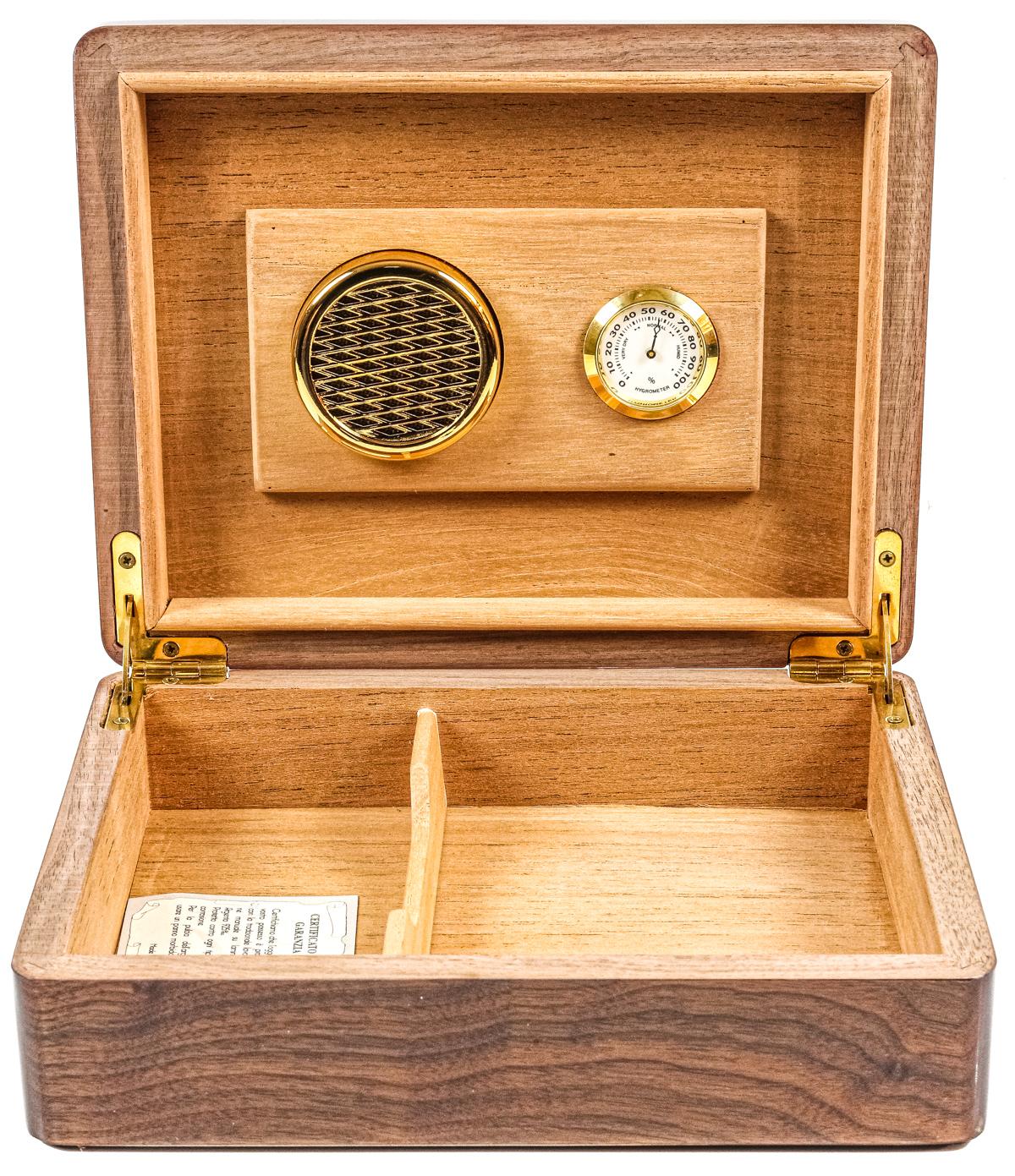 CAJA TABAQUERA CON HUMIDIFICADOR DEL ÚLTIMO CUARTO S.XX