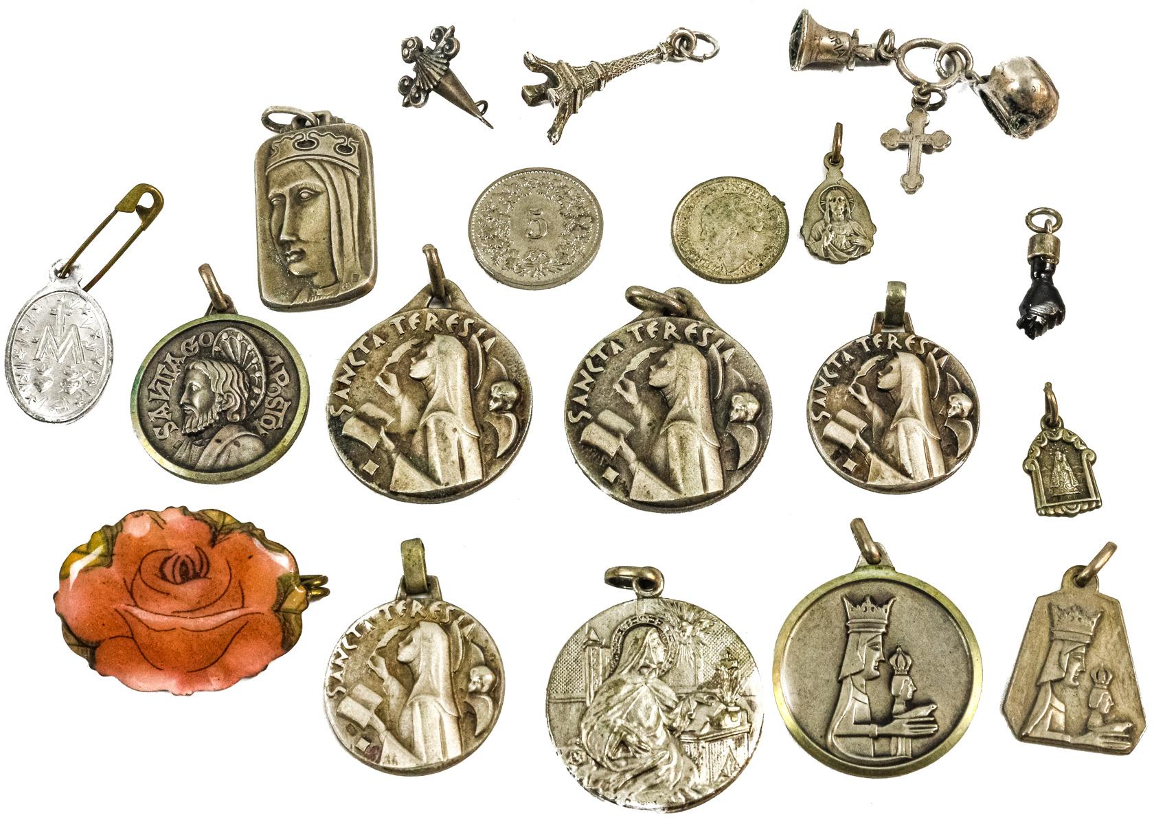 LOTE DE MEDALLITAS Y COLGANTES