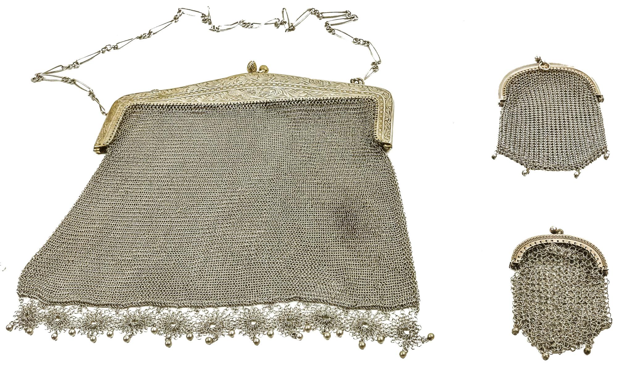BOLSO DE MALLA Y DOS MONEDERITOS EN PRIMER TERCIO S.XX