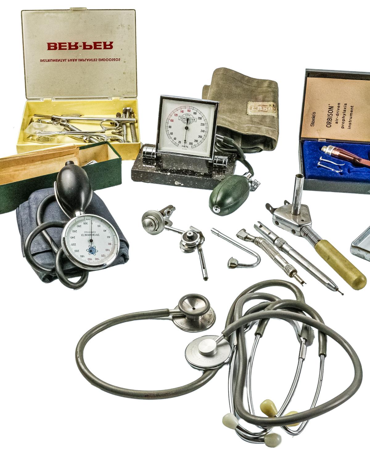 LOTE VARIADO DE PIEZAS DE CONSULTORIO MÉDICO 