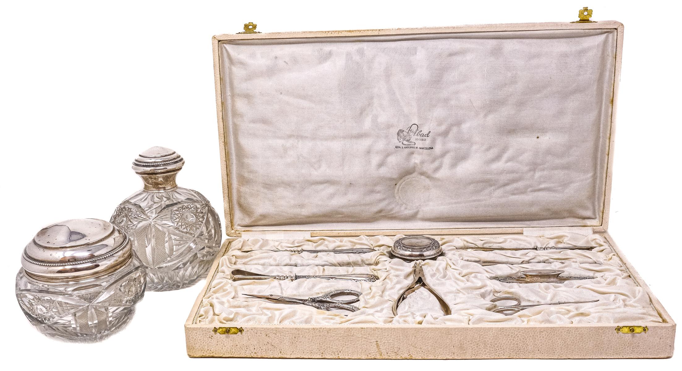 ESTUCHE DE MANICURA, FRASCO Y TARRO