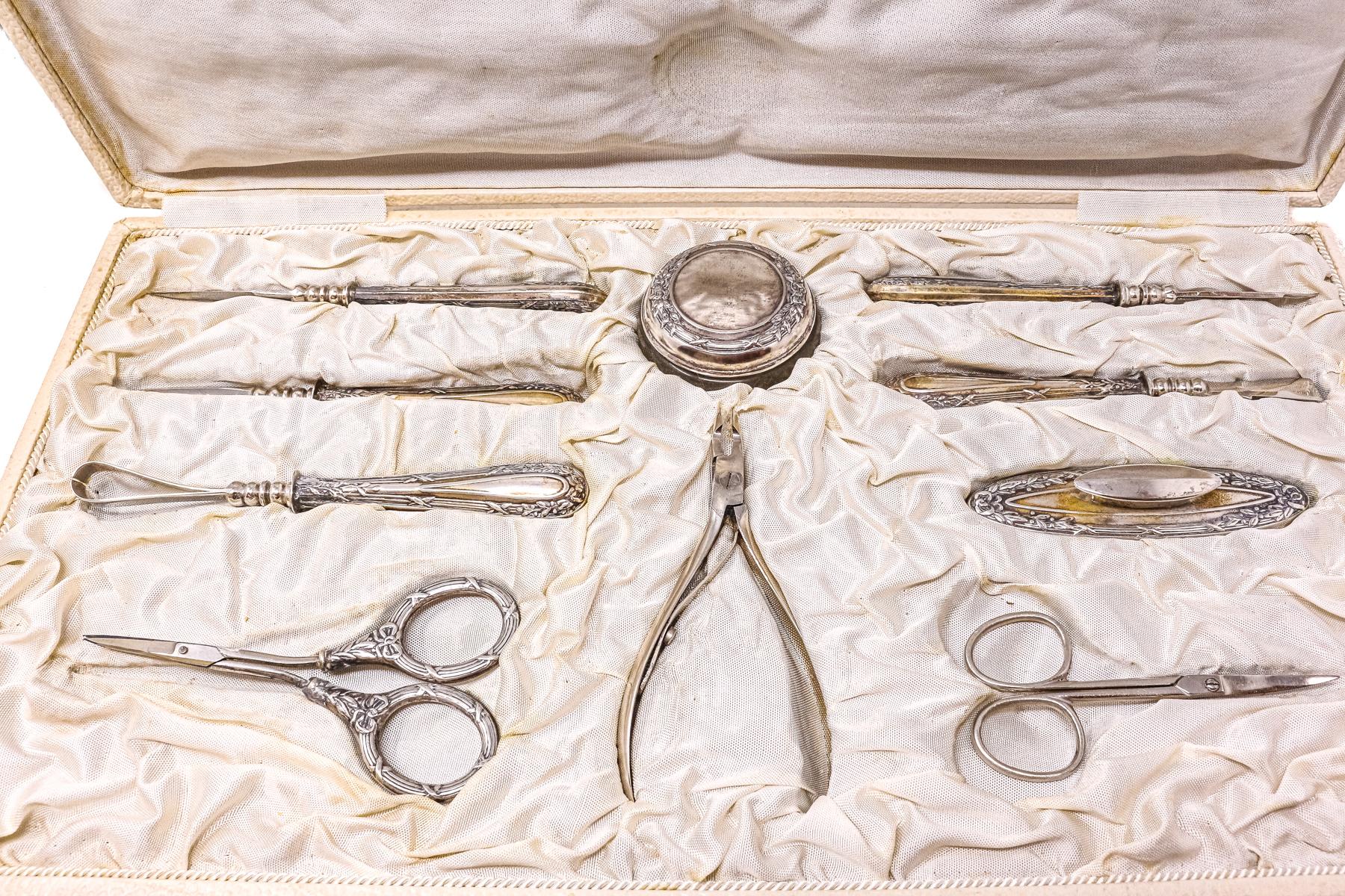 ESTUCHE DE MANICURA, FRASCO Y TARRO