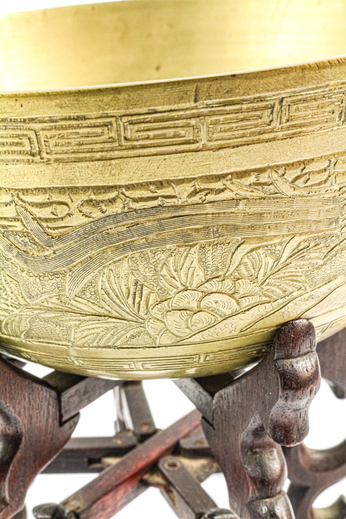 BOL DE BRONCE ORIENTAL DE MEDIADOS DE SIGLO XX