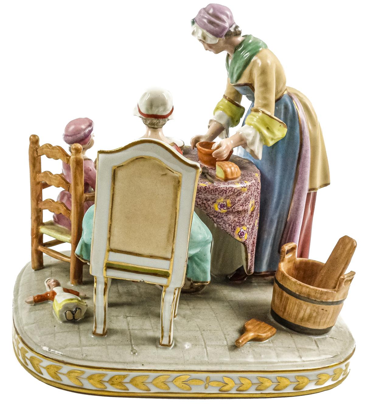 GRUPO EN PORCELANA  FRANCESA DE MEDIADOS DE SIGLO XX