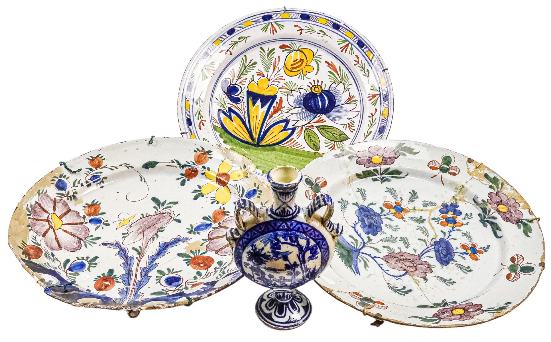 TRES PLATOS Y JARRÓN FLORERO DE CERÁMICA DE DELFT