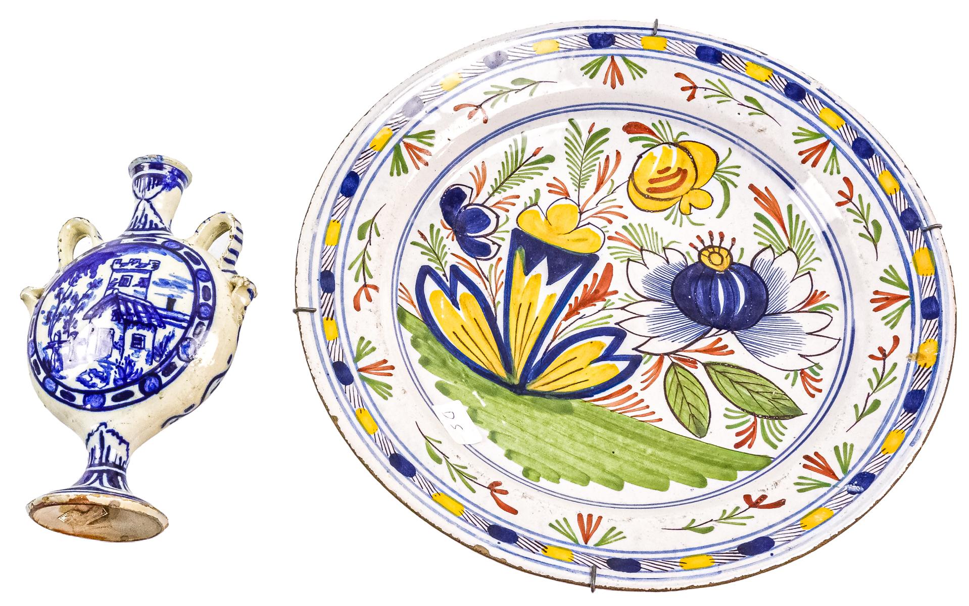 TRES PLATOS Y JARRÓN FLORERO DE CERÁMICA DE DELFT