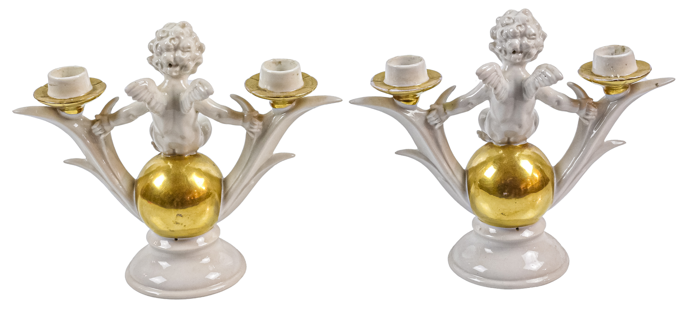 PAREJA DE CANDELABROS DE PORCELANA