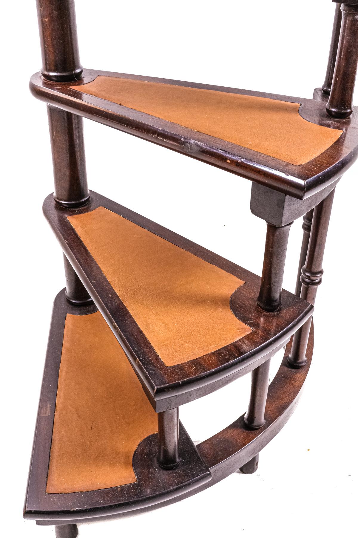 ESCALERA DE BIBLOTECA DEL ÚLTIMO TERCIO DEL S.XX