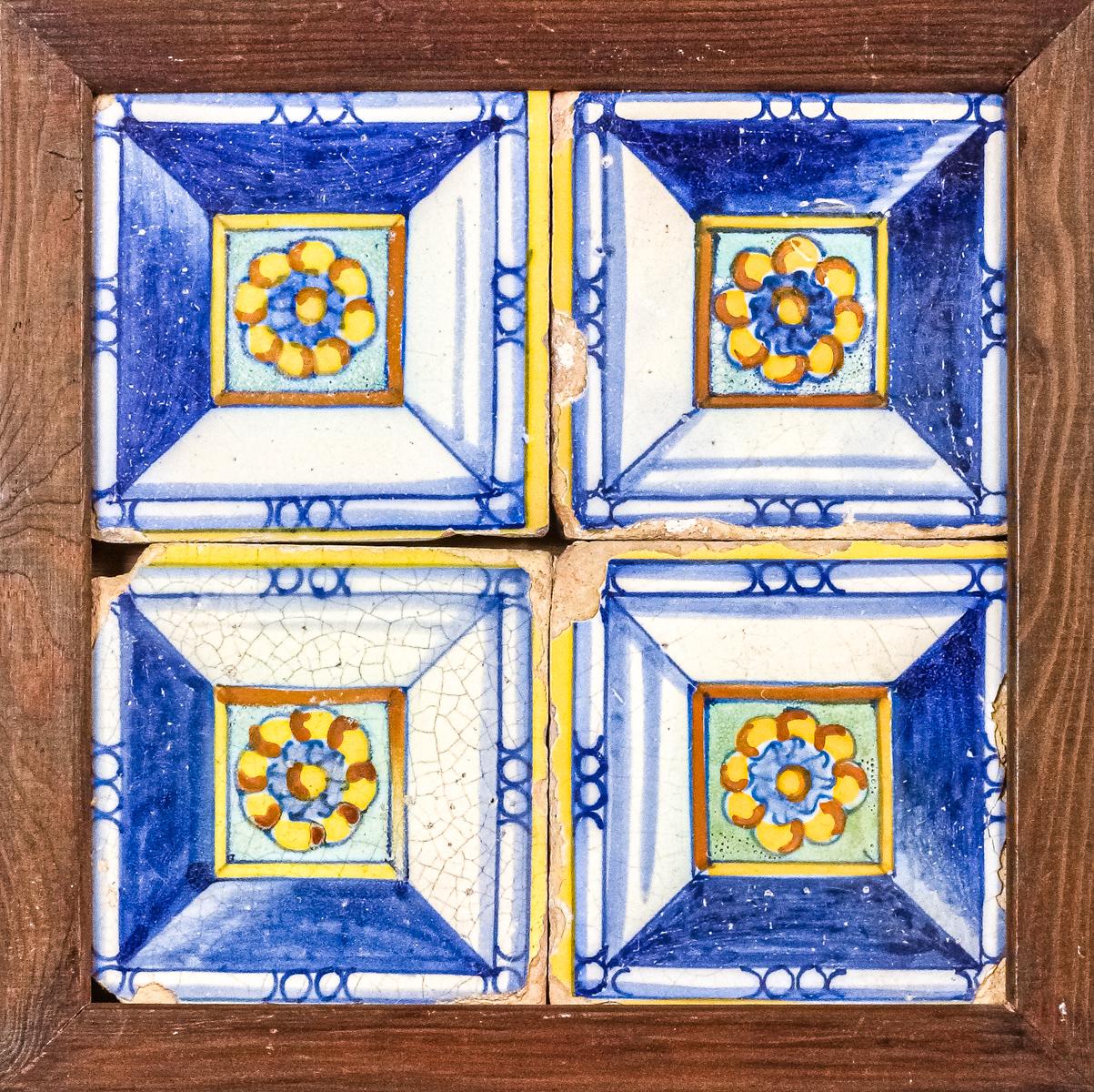 PLAFÓN DE CUATRO BALDOSAS DE CERÁMICA DE TRIANA