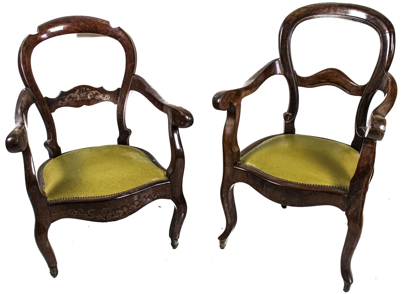 DOS SILLONES ISABELINOS CON APOYABRAZOS