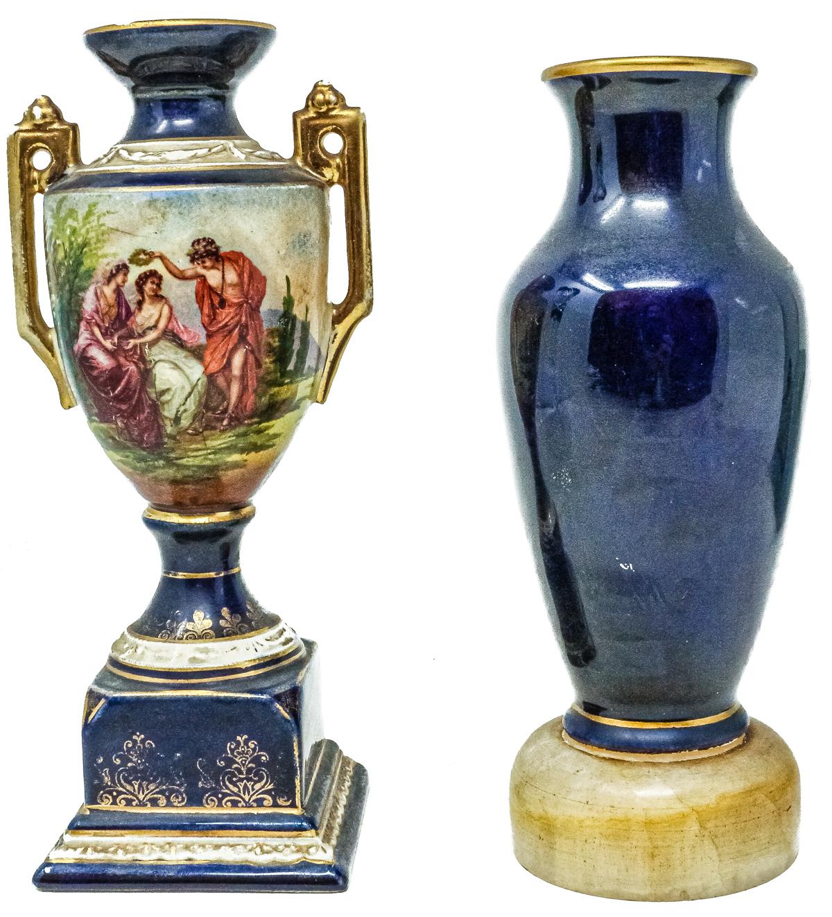 DOS PEQUEÑOS JARRONES EN PORCELANA