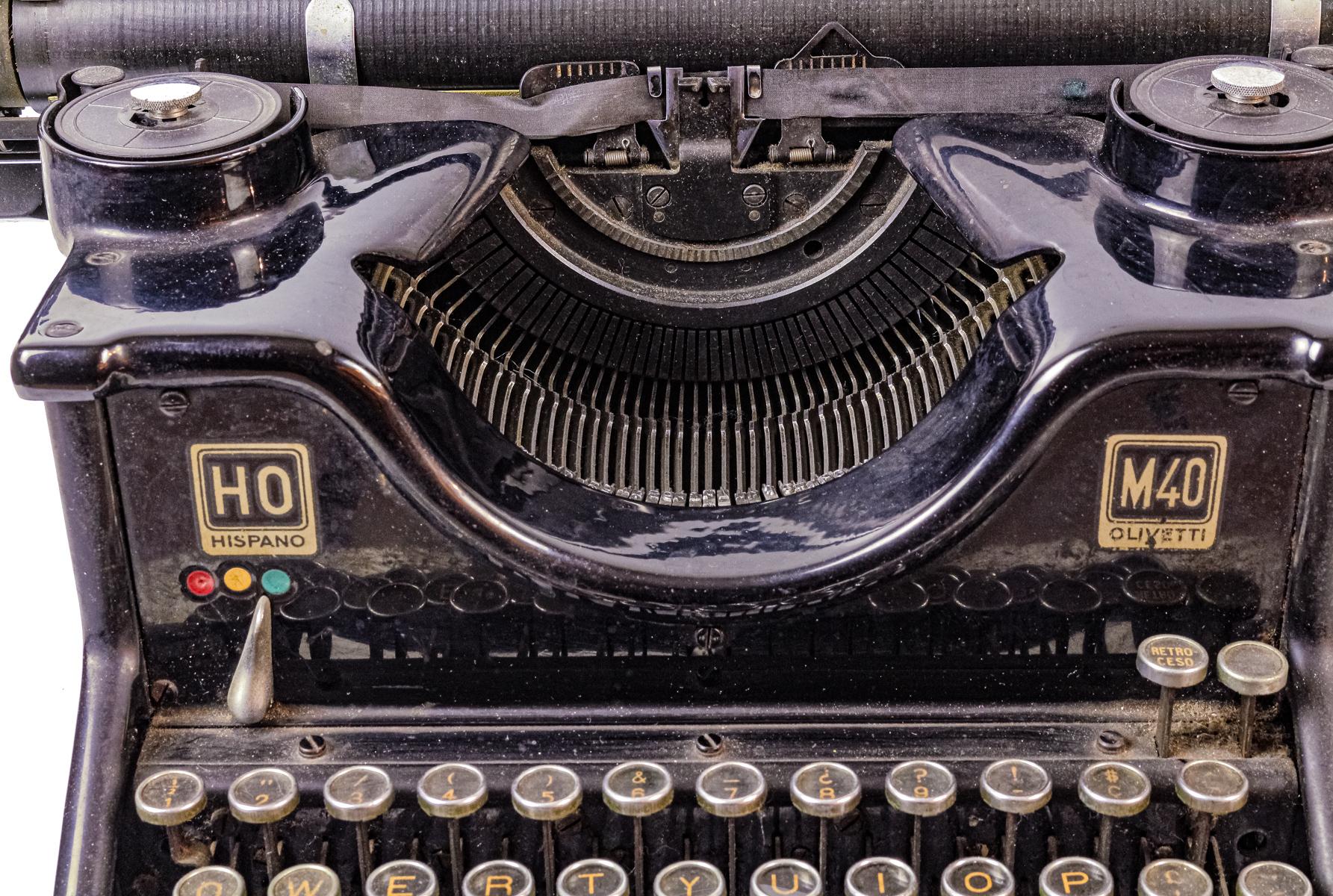 MÁQUINA DE ESCRIBIR "HISPANO-OLIVETTI" DE MEDIADOS DEL S.XX