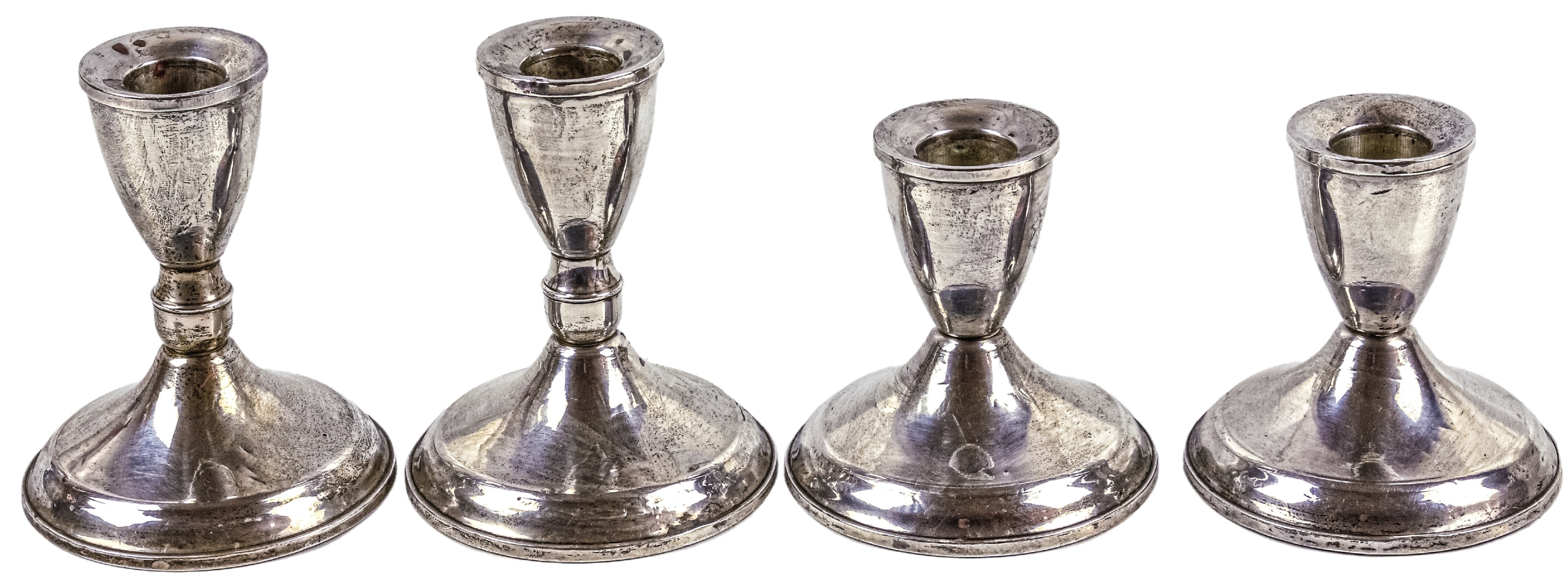 DOS PAREJAS DE CANDELEROS EN PLATA DEL ÚLTIMO CUARTO S.XX