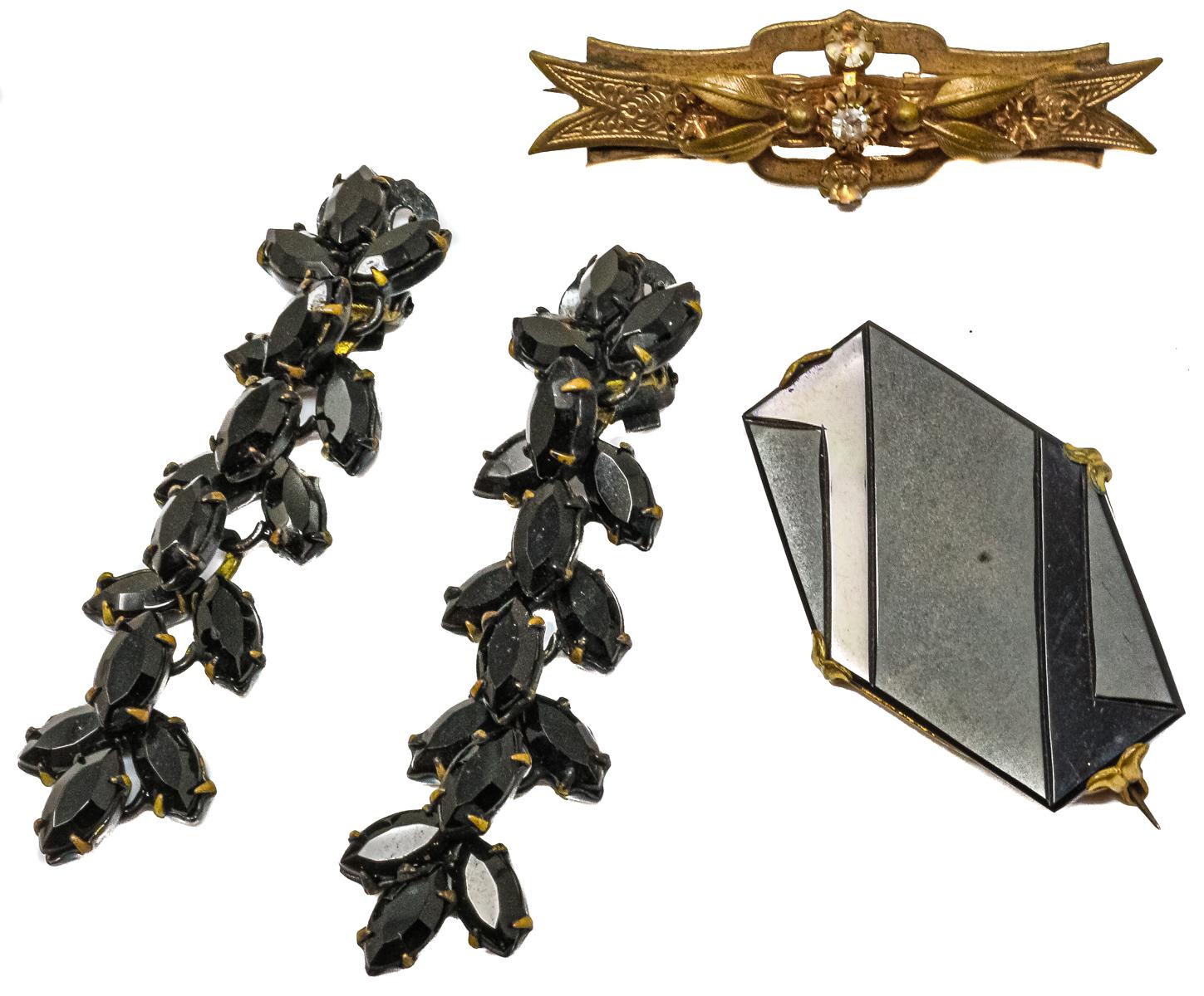DOS BROCHES Y PENDIENTES DE BISUTETÍA DE LOS AÑOS 30