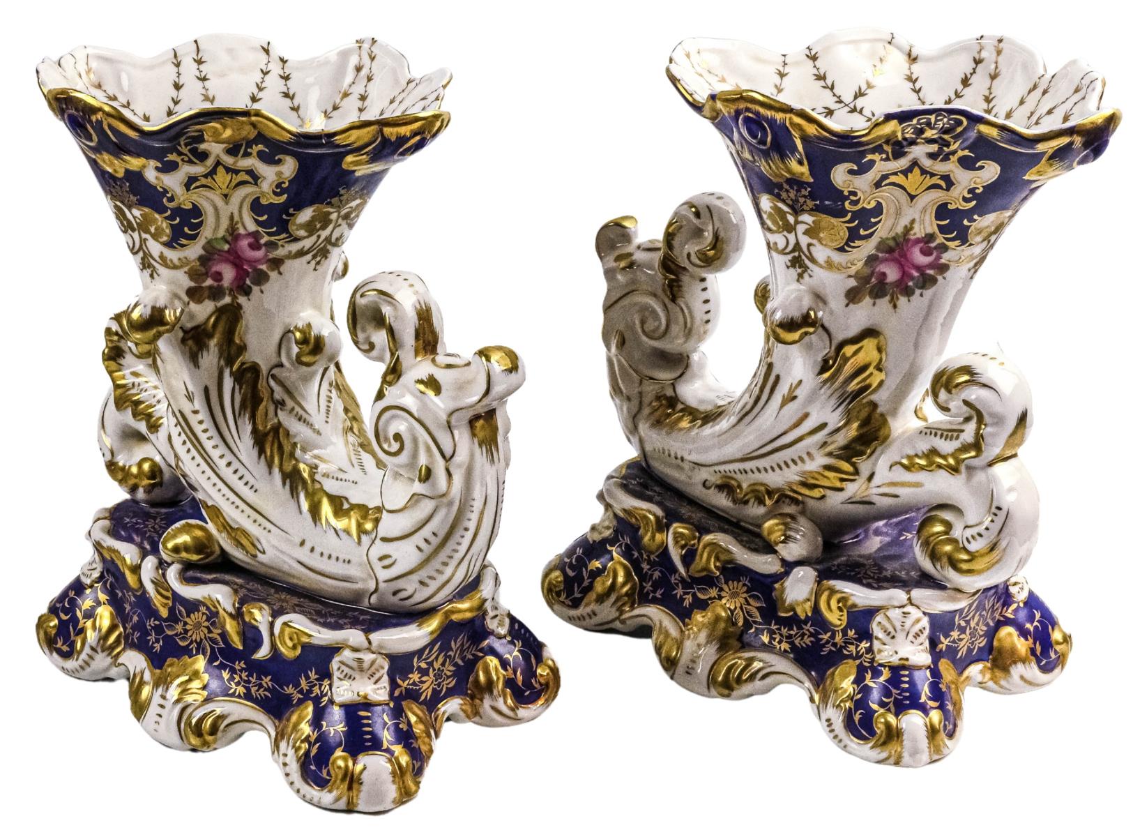 PAREJA DE JARRONES EN PORCELANA