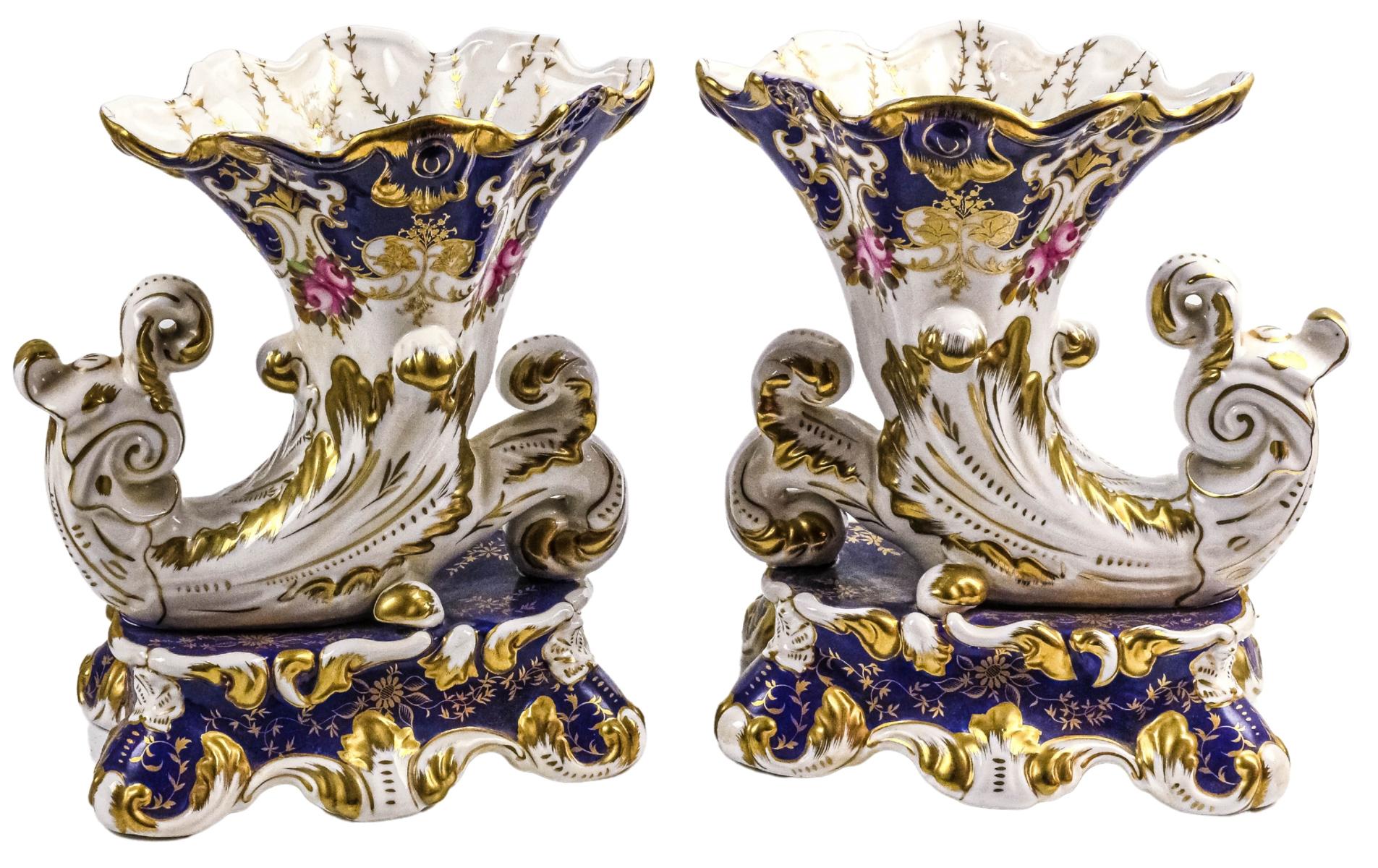 PAREJA DE JARRONES EN PORCELANA
