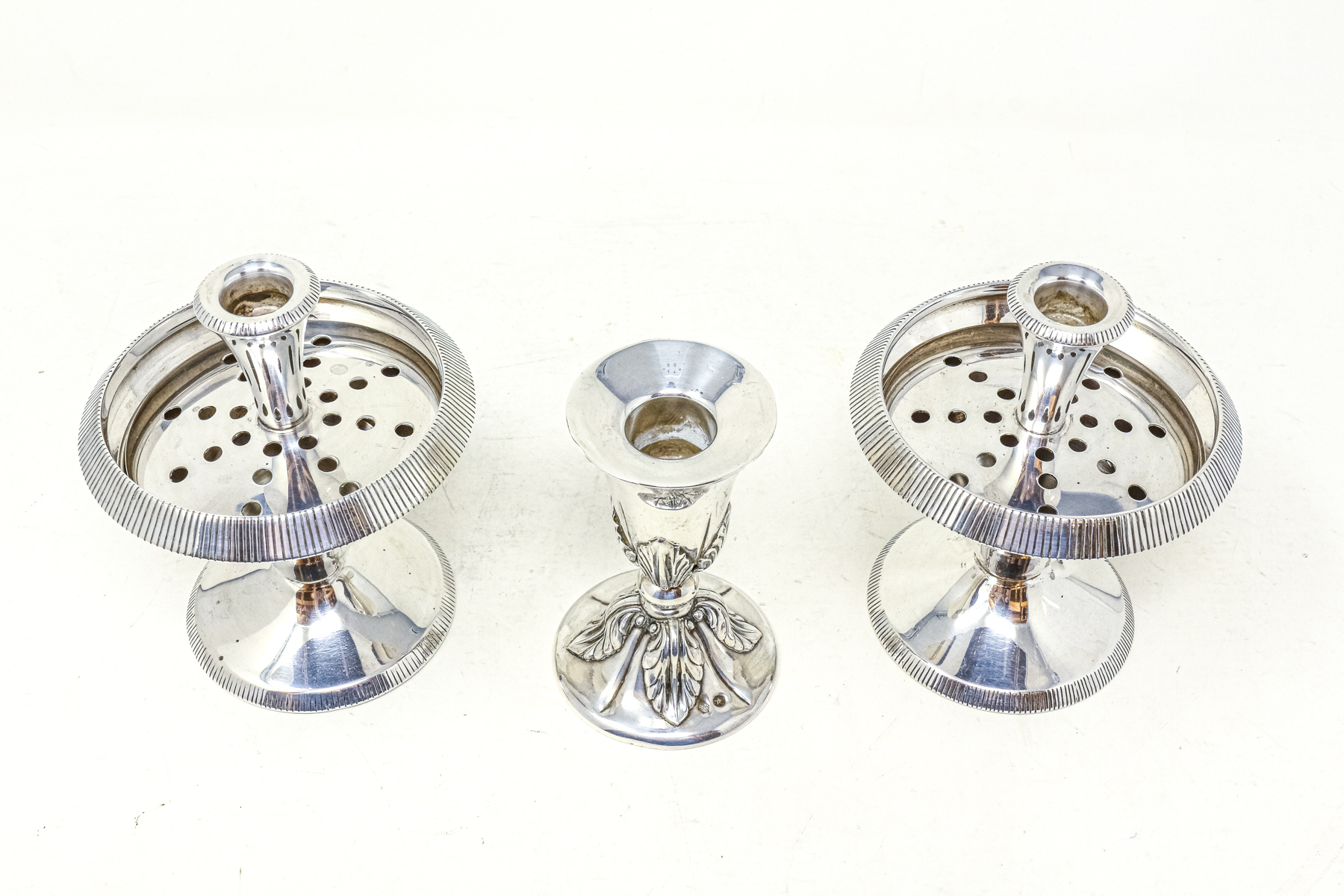 TRES CANDELEROS EN PLATA DEL ÚLTIMO CUARTO DEL S.XX