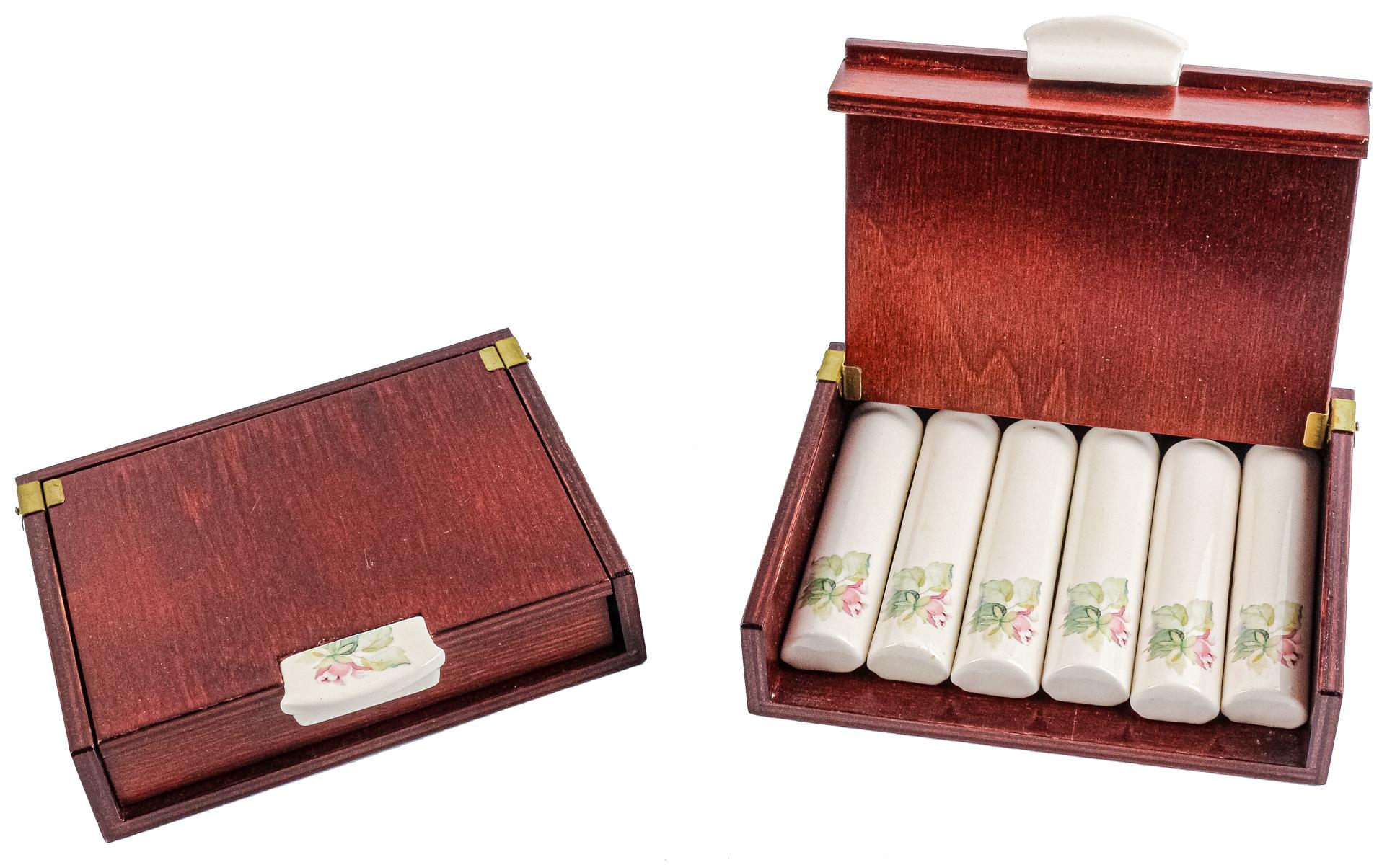 CONJUNTO DE REPOSA CUBIERTOS EN PORCELANA 