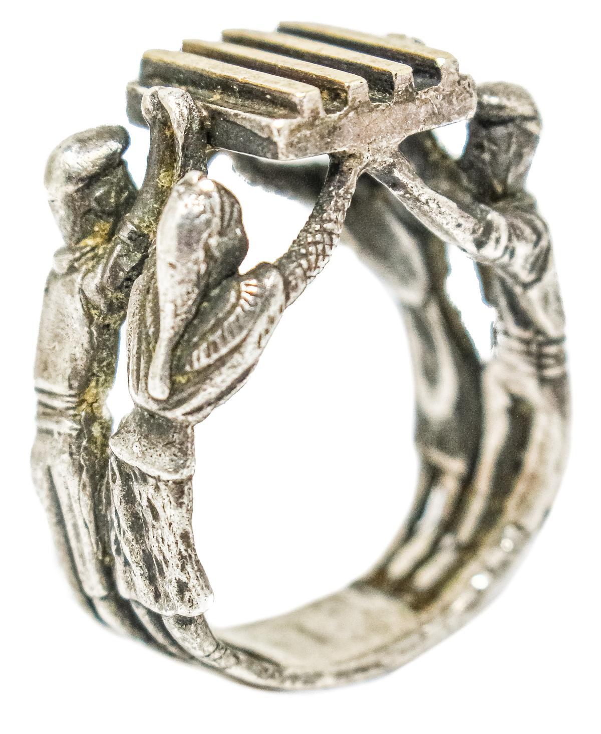 ANILLO DE PLATA CON ESCUDO