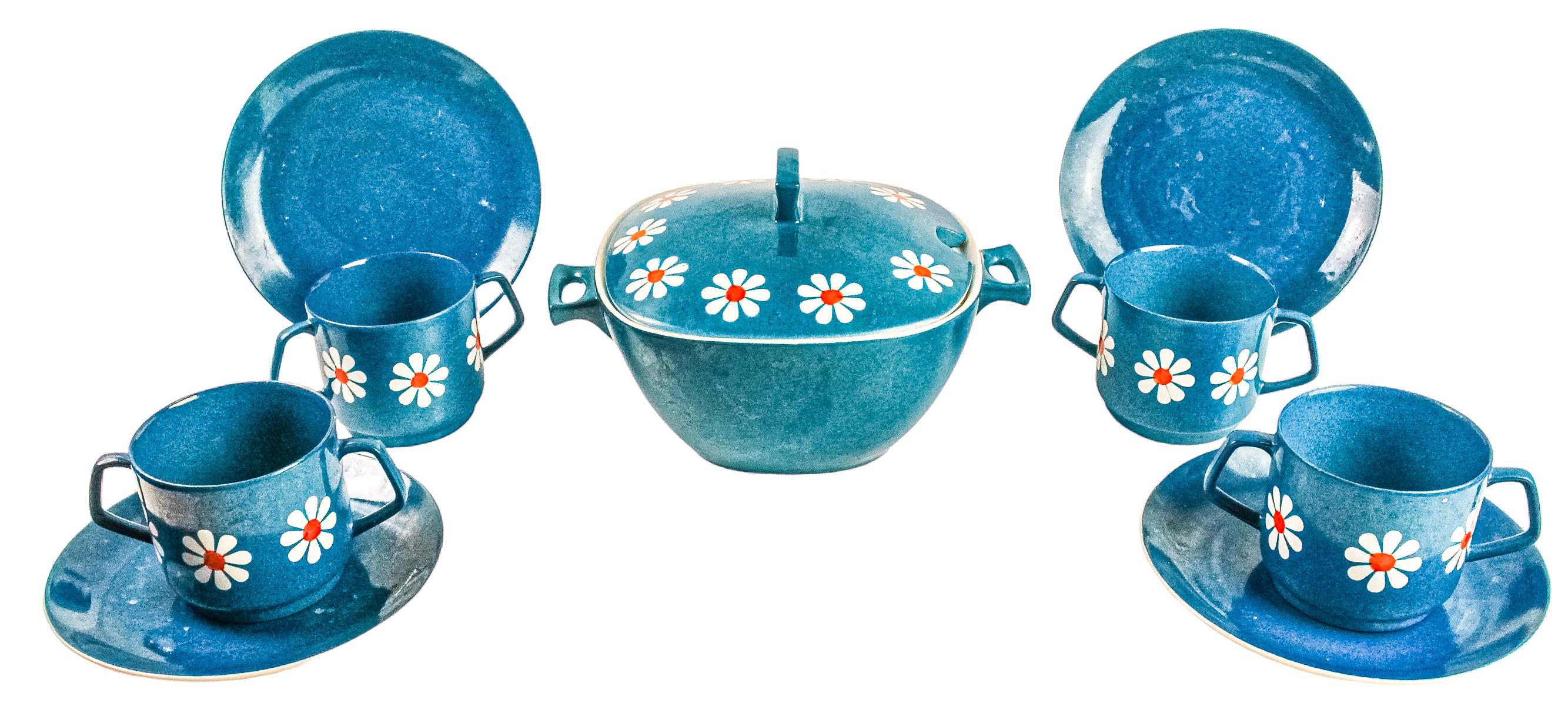 JUEGO DE CONSOMÉ EN PORCELANA DE LOS AÑOS 60