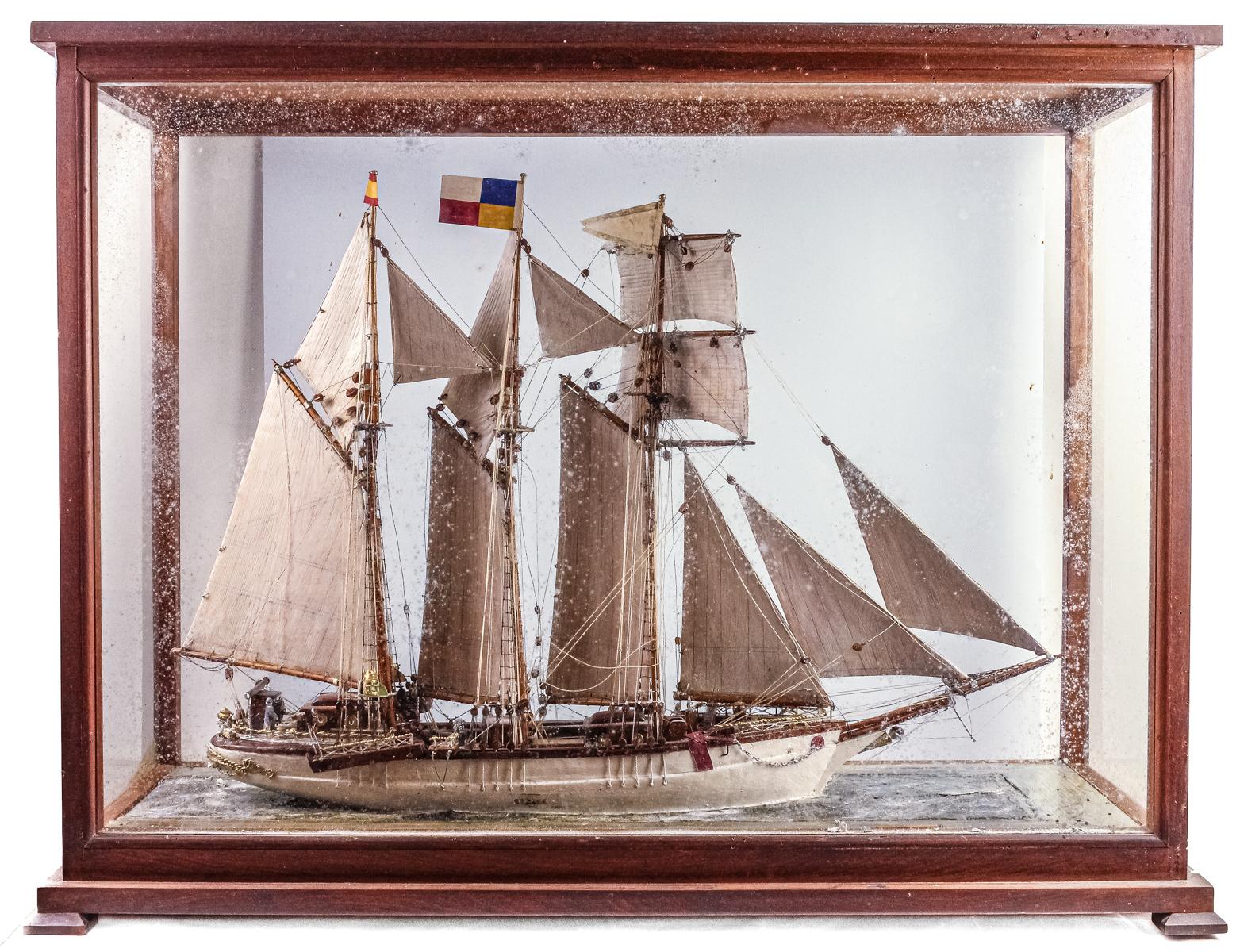 MAQUETA DE VELERO CON URNA DE CRISTAL