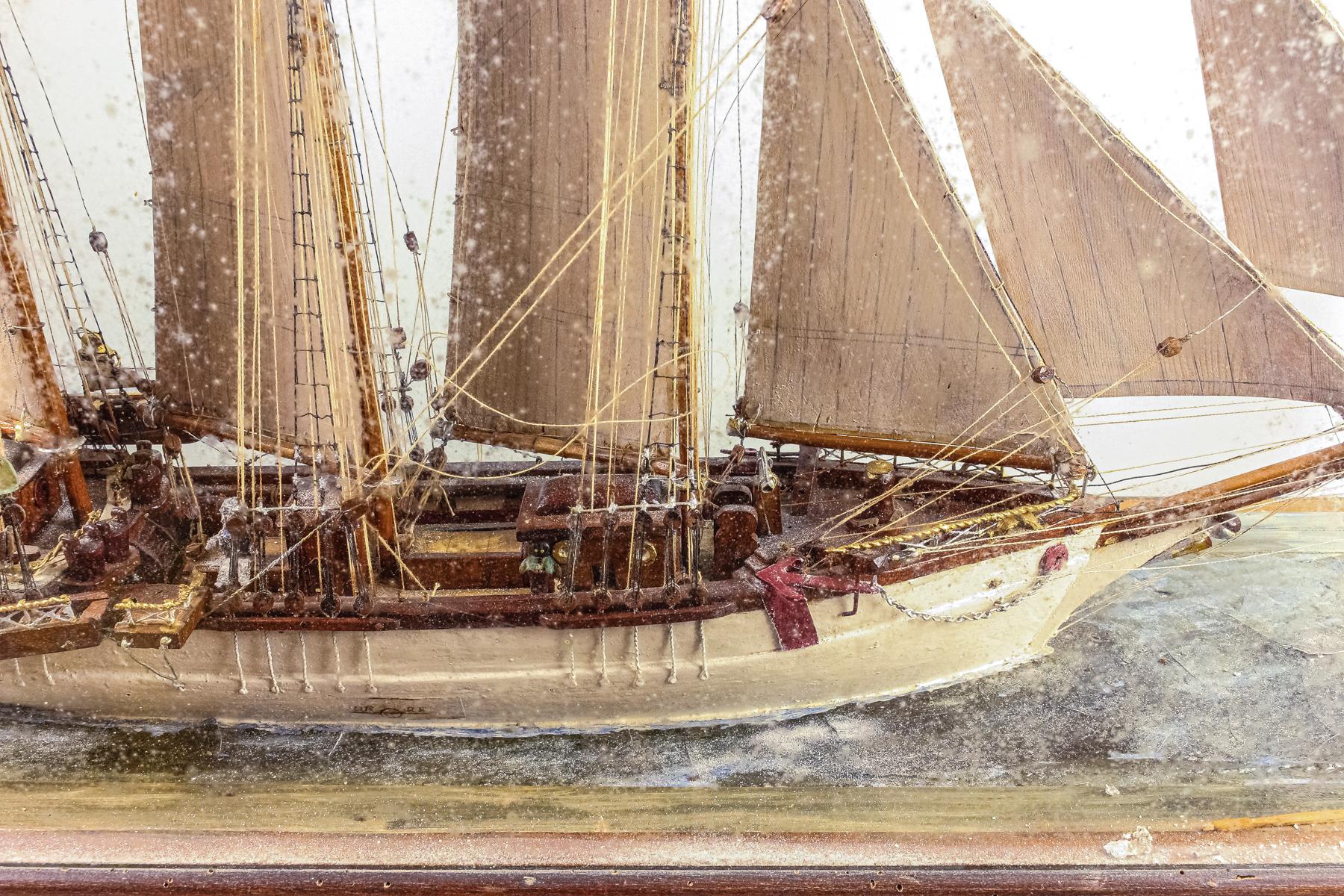 MAQUETA DE VELERO CON URNA DE CRISTAL