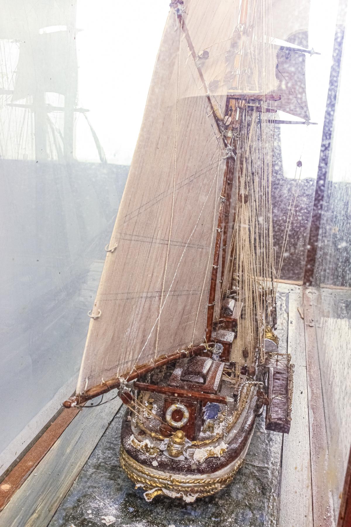 MAQUETA DE VELERO CON URNA DE CRISTAL