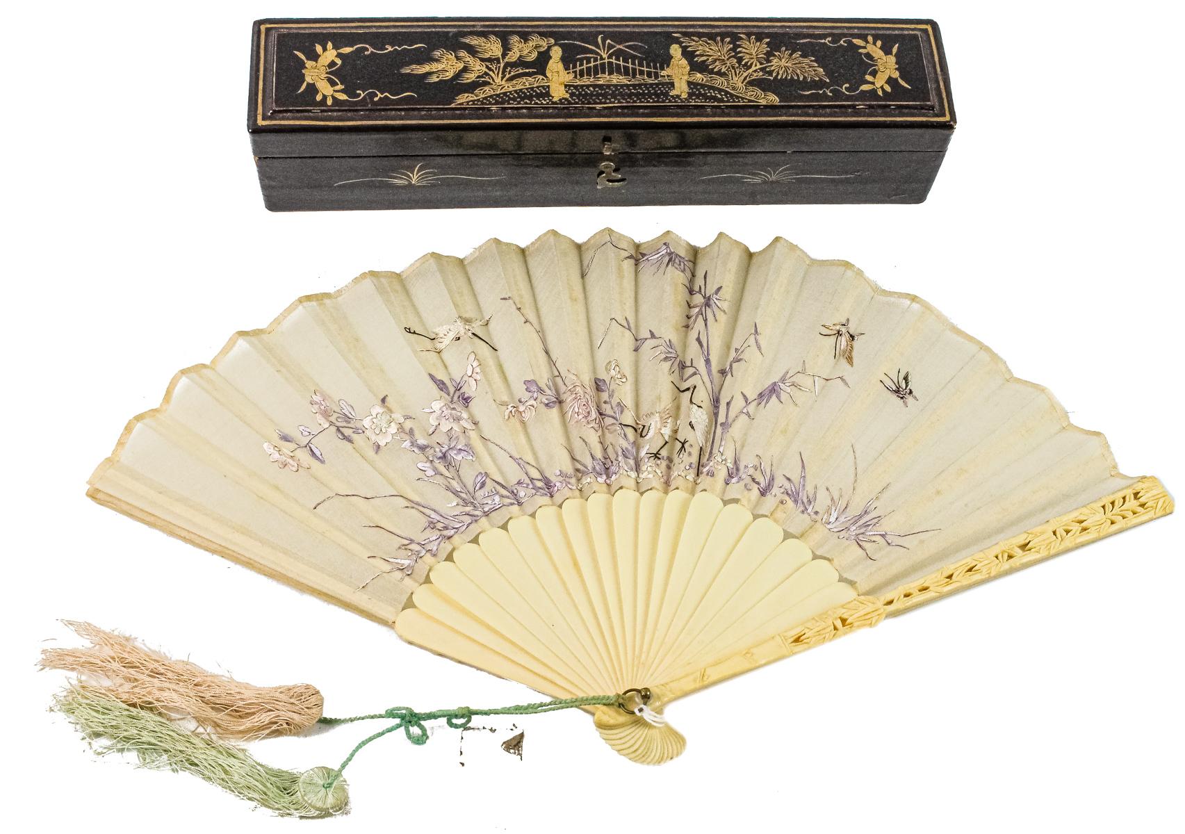 ABANICO ORIENTAL CON CAJA LACADA DEL PRIMER TERCIO S.XX