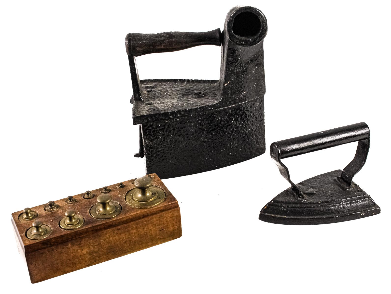 DOS PLANCHAS Y JUEGO DE PESAS DEL PRIMER CUARTO DEL S.XX