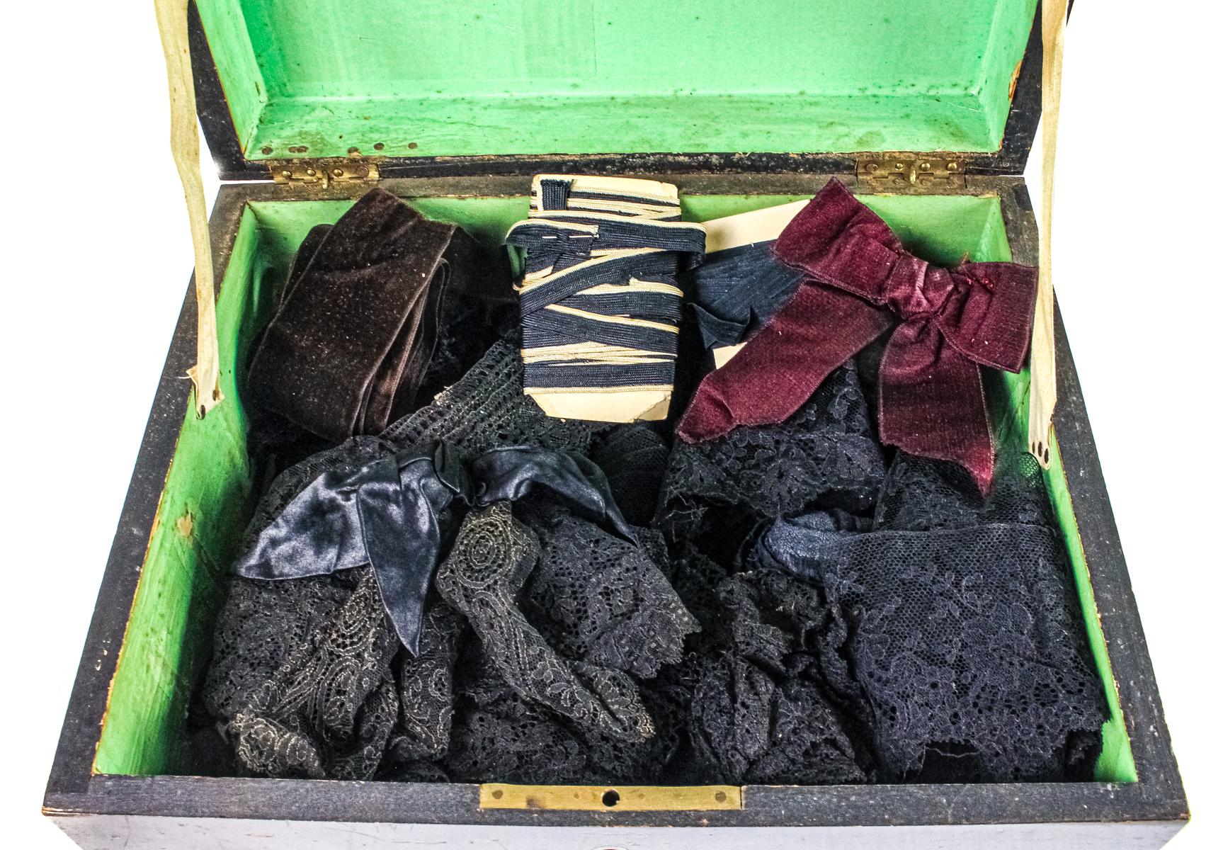 GRAN LOTE VARIADO DE PUNTILLAS, ENTREDÓS Y CINTAS