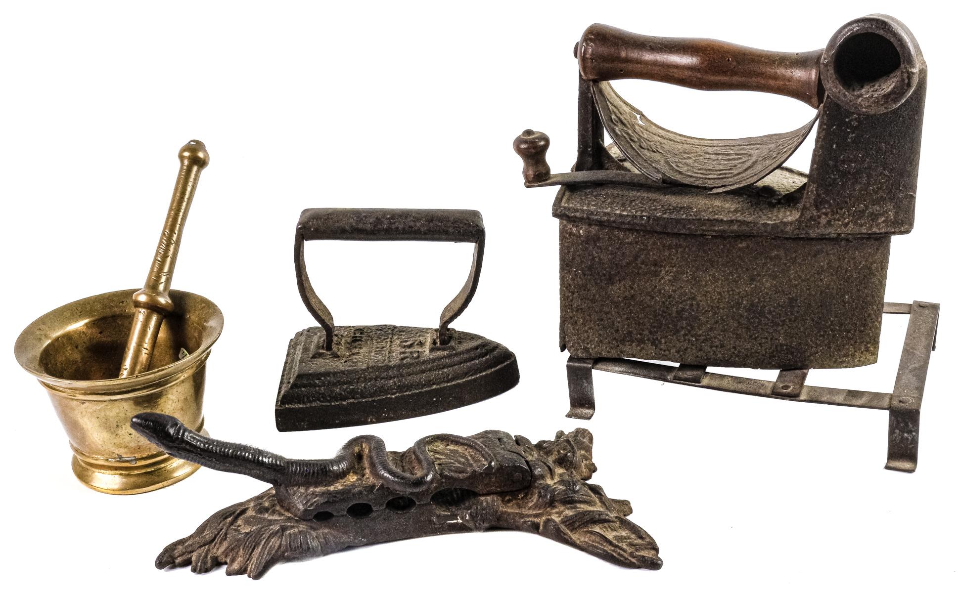 DOS PLANCHAS, UN MORTERO Y CASCANUECES