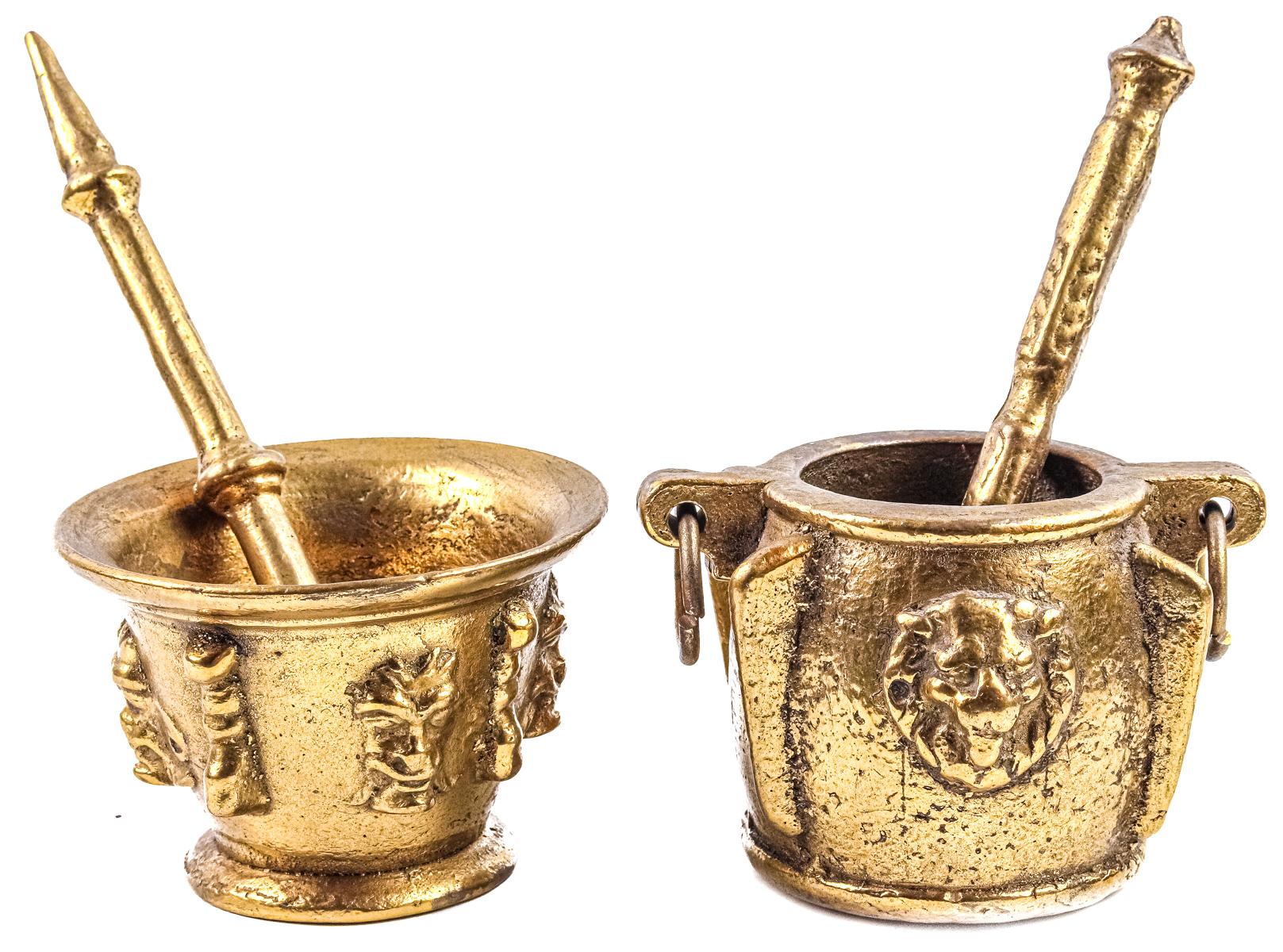DOS MORTEROS DE BRONCE CON SU MANO