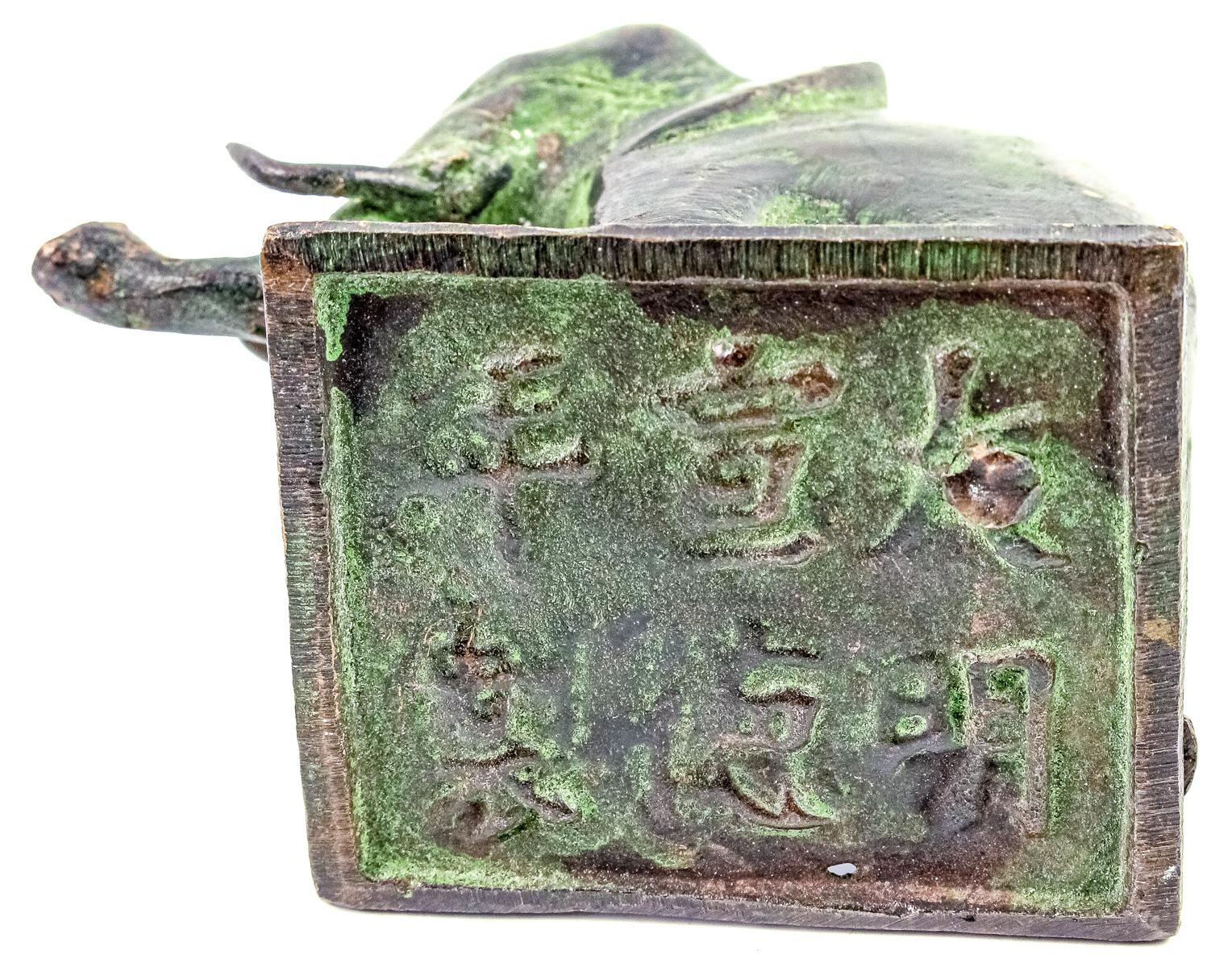 FIGURA DE BRONCE Y SELLO ORIENTALES