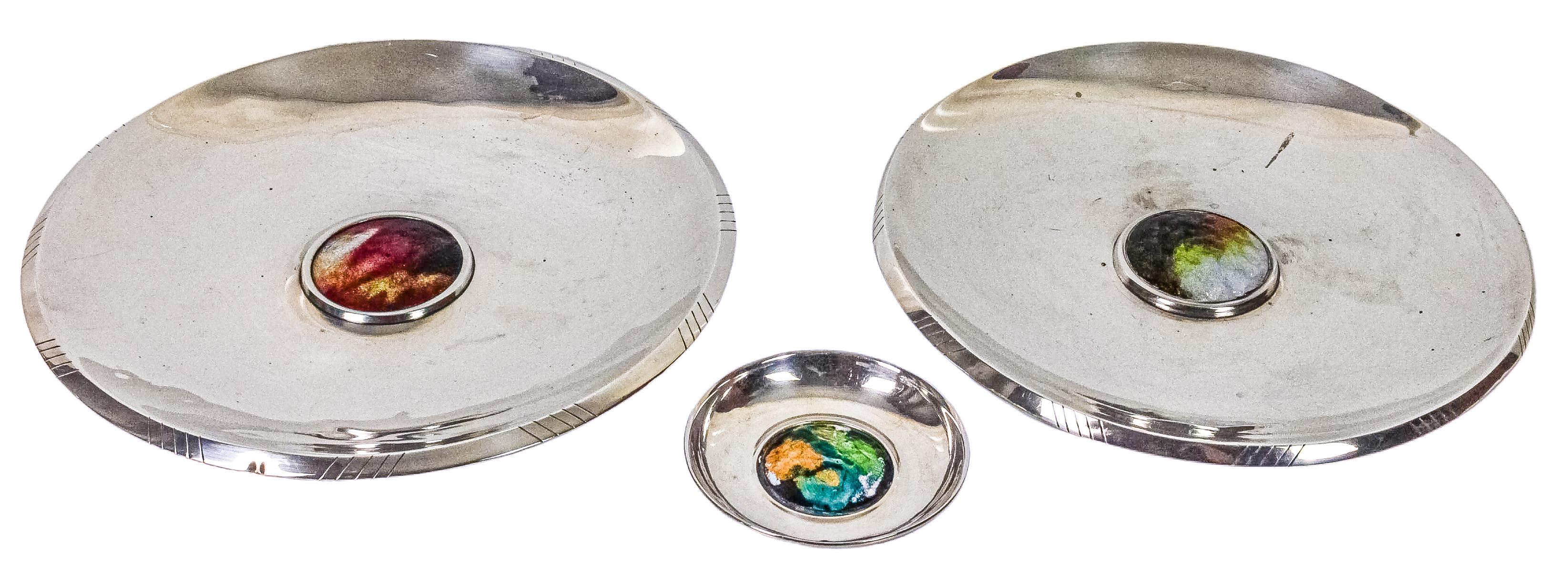 TRES CENTROS EN PLATA Y ESMALTE DEL ÚLTIMO CUARTO DEL S.XX