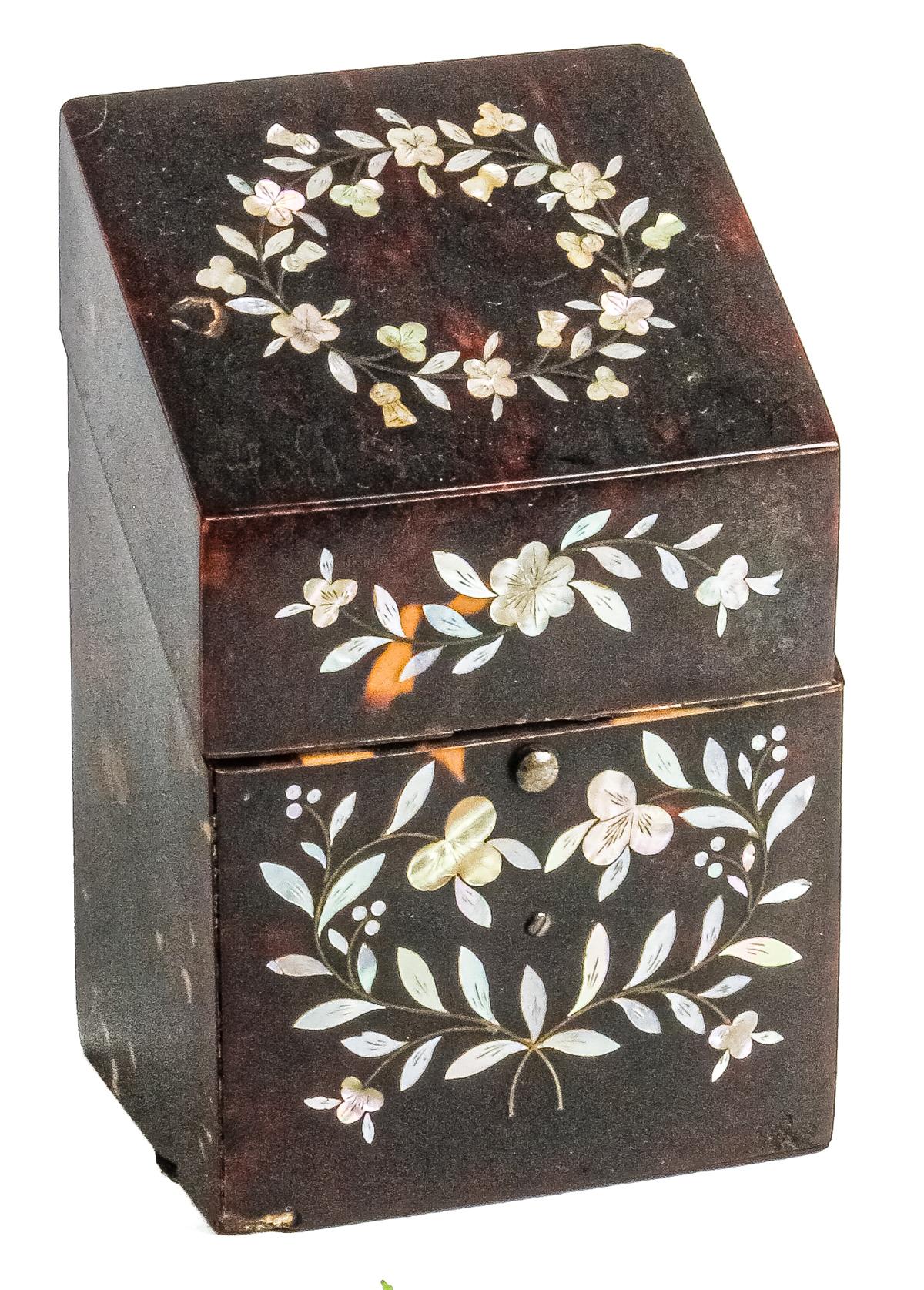 PEQUEÑA CAJA COSTURERO DE VIAJE DE FINALES DEL S.XIX