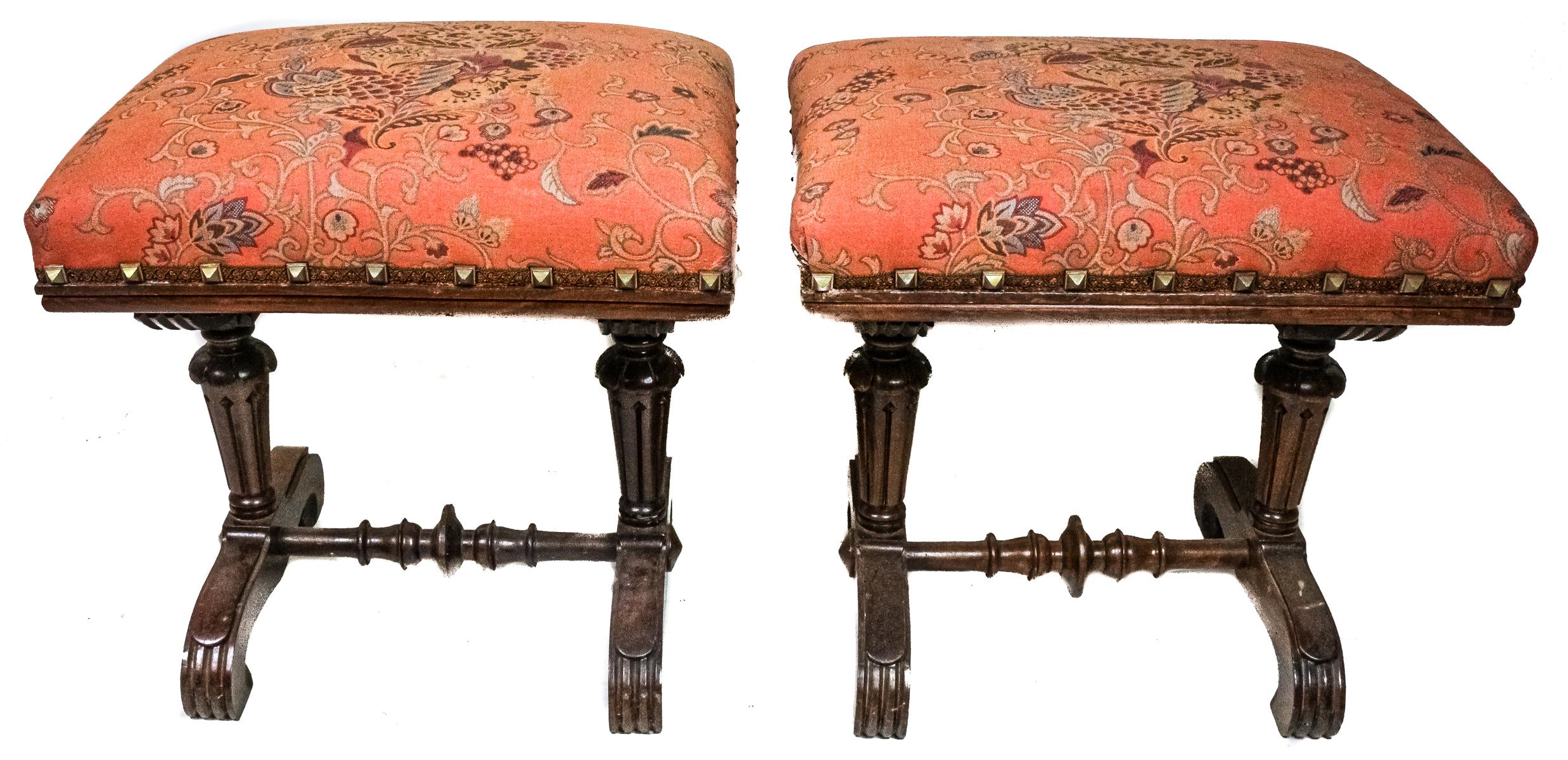 PAREJA DE BANQUETAS DE NOGAL CIRCA 1900