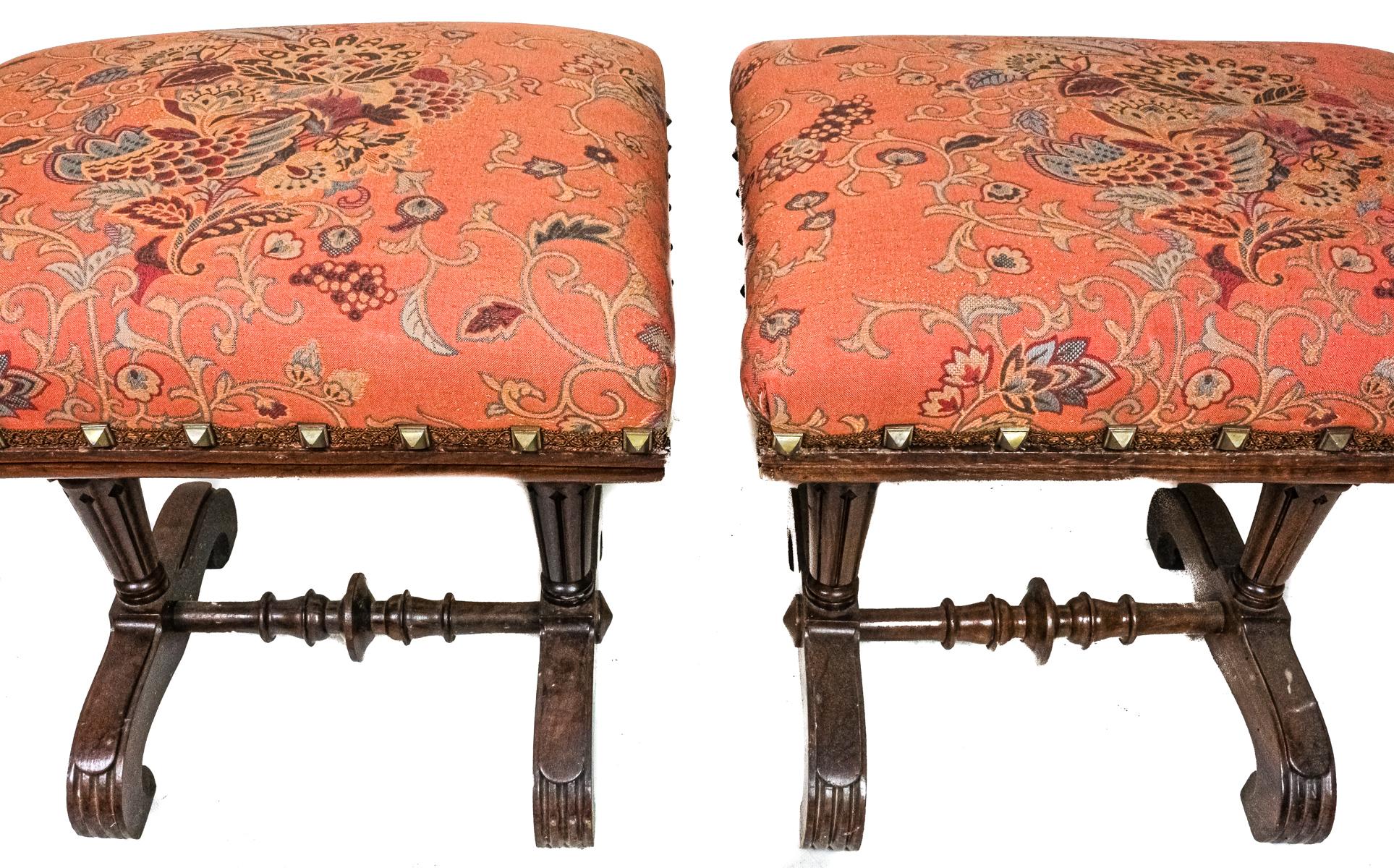 PAREJA DE BANQUETAS DE NOGAL CIRCA 1900