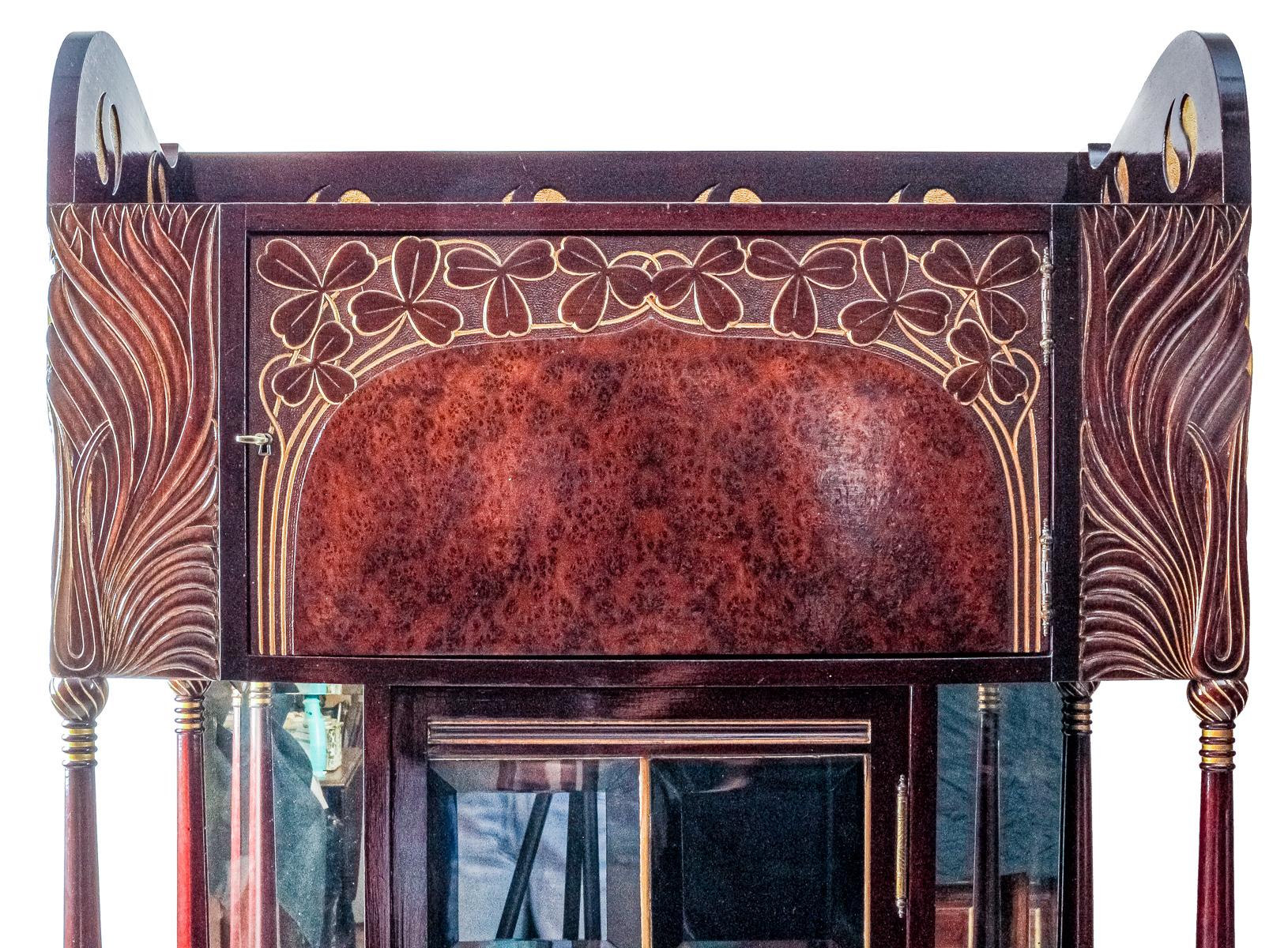 VITRINA MODERNISTA CIRCA 1900