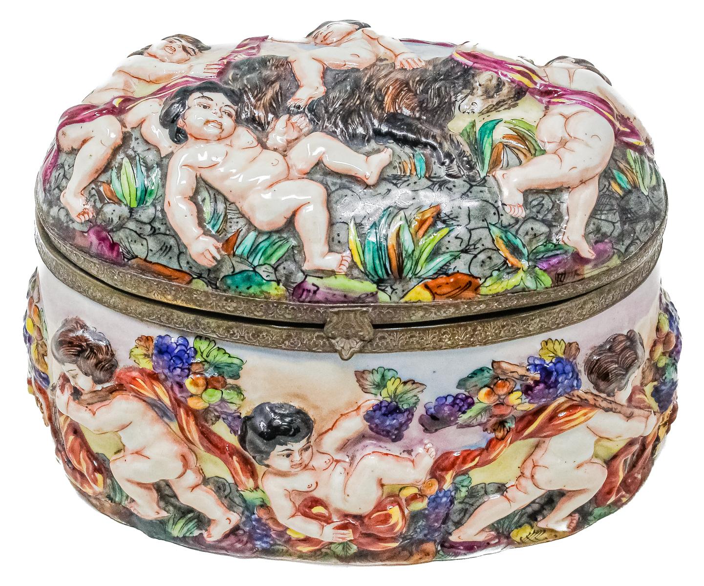 CAJA EN PORCELANA DE CAPODIMONTE DEL PRIMER TERCIO S.XX