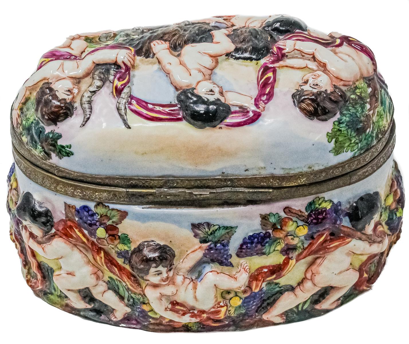 CAJA EN PORCELANA DE CAPODIMONTE DEL PRIMER TERCIO S.XX