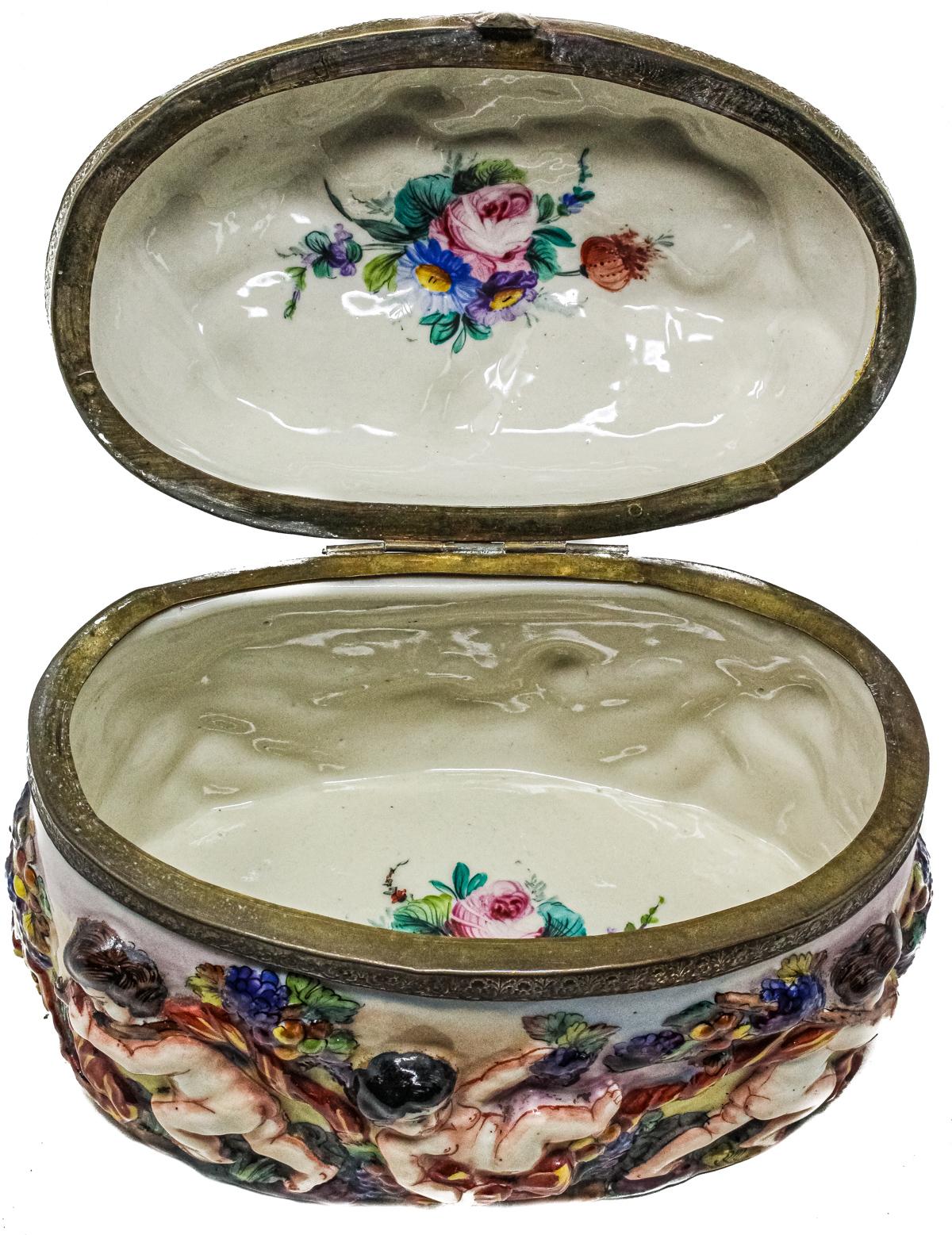 CAJA EN PORCELANA DE CAPODIMONTE DEL PRIMER TERCIO S.XX