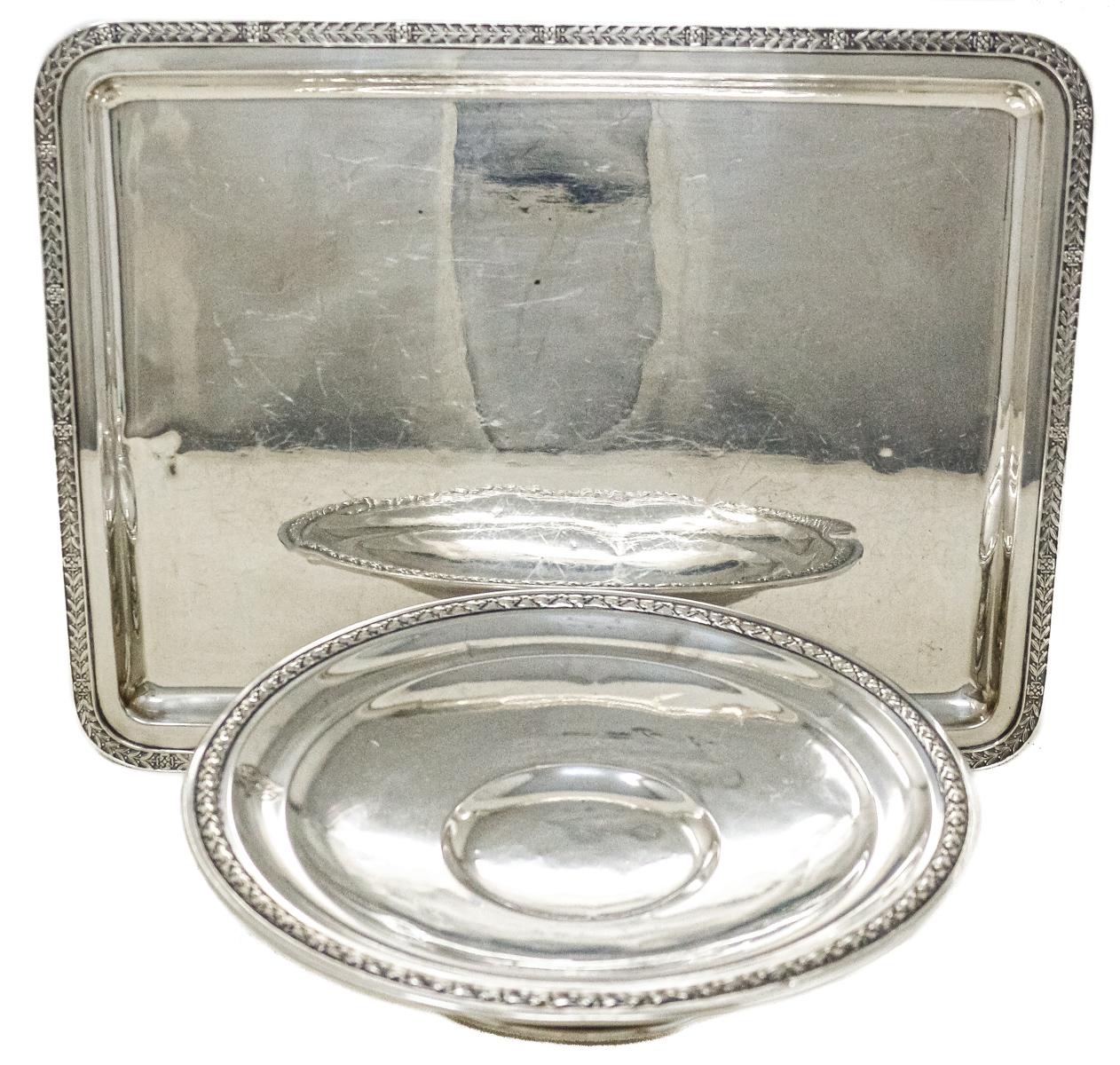 PEQUEÑA BANDEJA Y CENTRITO EN PLATA DEL PRIMER TERCIO S.XX