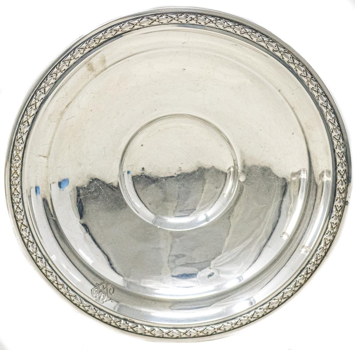 PEQUEÑA BANDEJA Y CENTRITO EN PLATA DEL PRIMER TERCIO S.XX