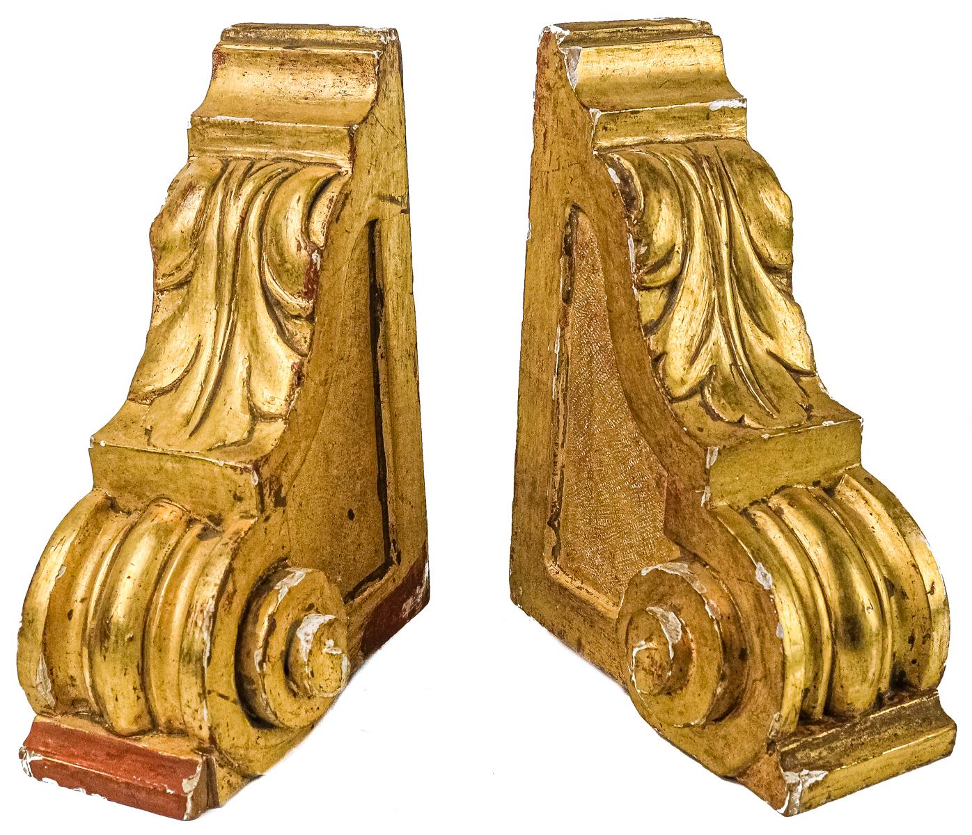 PAREJA DE MÉNSULAS DORADAS DE ESTILO NEOCLÁSICO