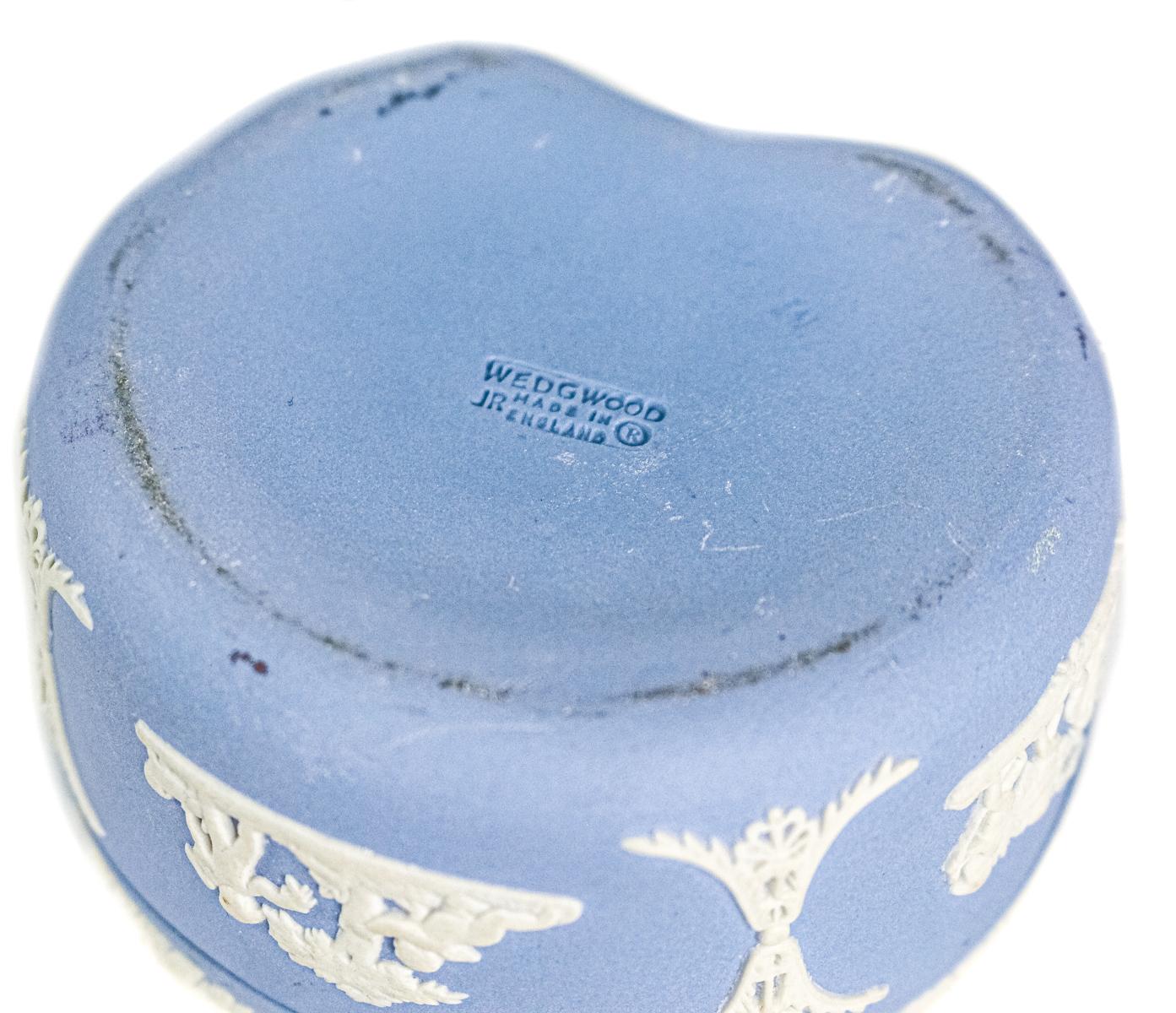 TARRO Y DOS CAJITAS EN PORCELANA DE WEGDWOOD