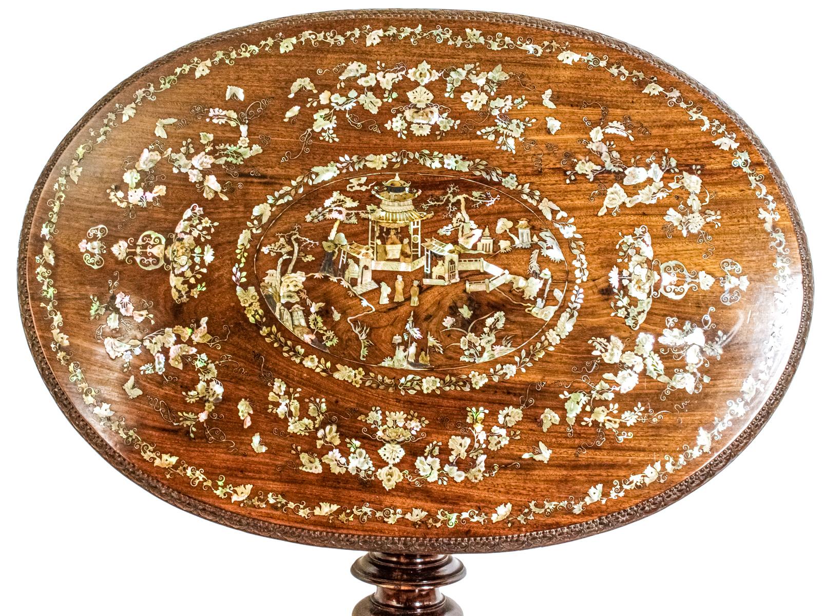 MESA AUXILIAR CON MARQUETERÍA