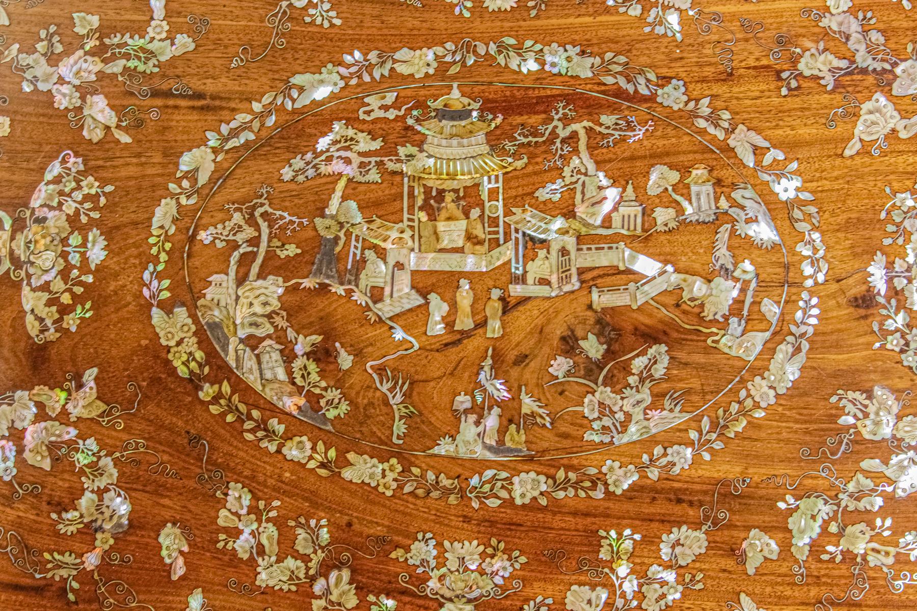 MESA AUXILIAR CON MARQUETERÍA