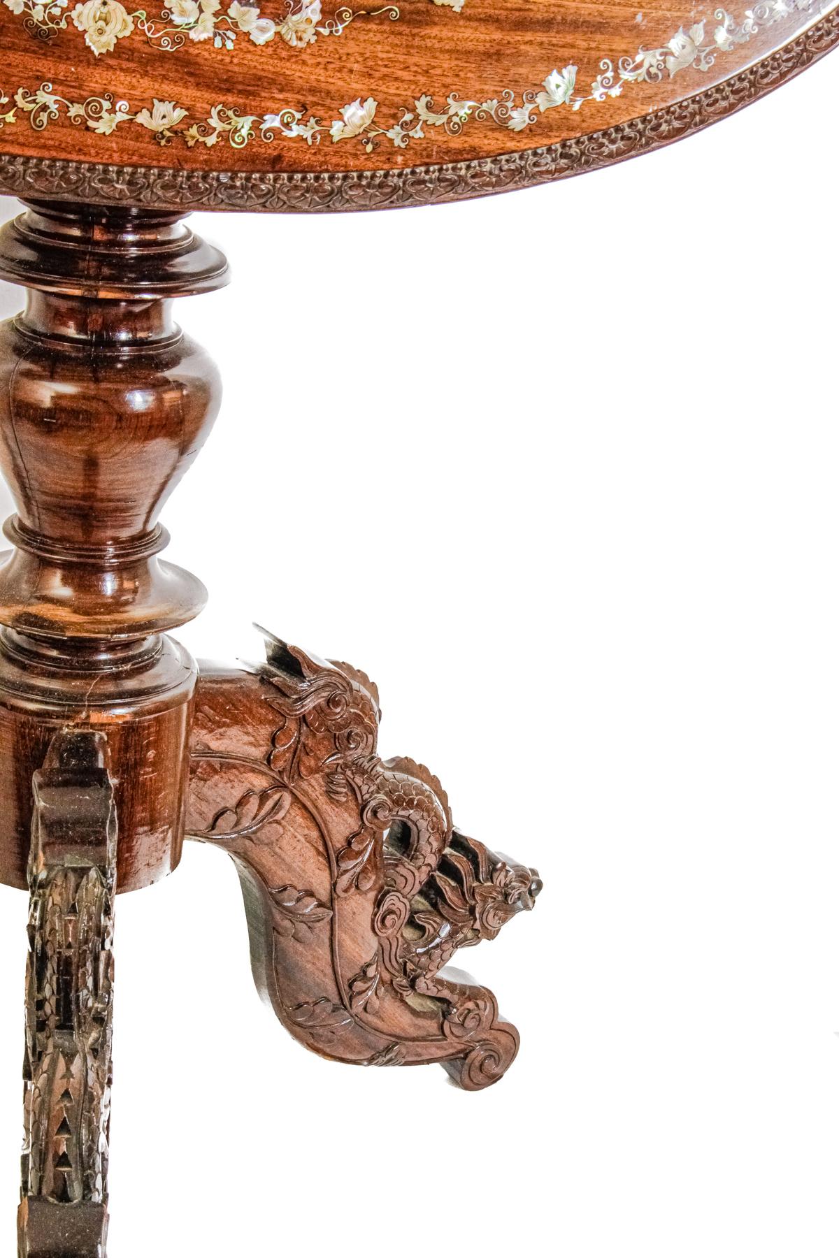 MESA AUXILIAR CON MARQUETERÍA